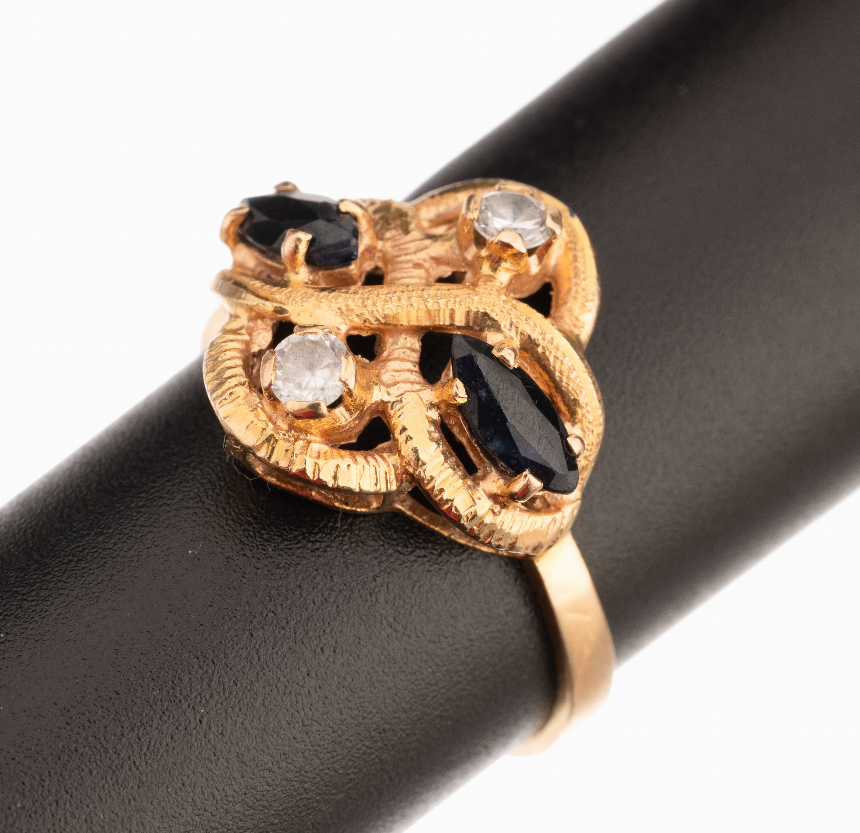 18 kt Gold Saphir-Zirkonia-Ring, RG 750/ 000, verschlungener Ringkopf mit 2 facett. Saphirnavettes, Ringkopf grav., RW 60, ca. 4.7 g