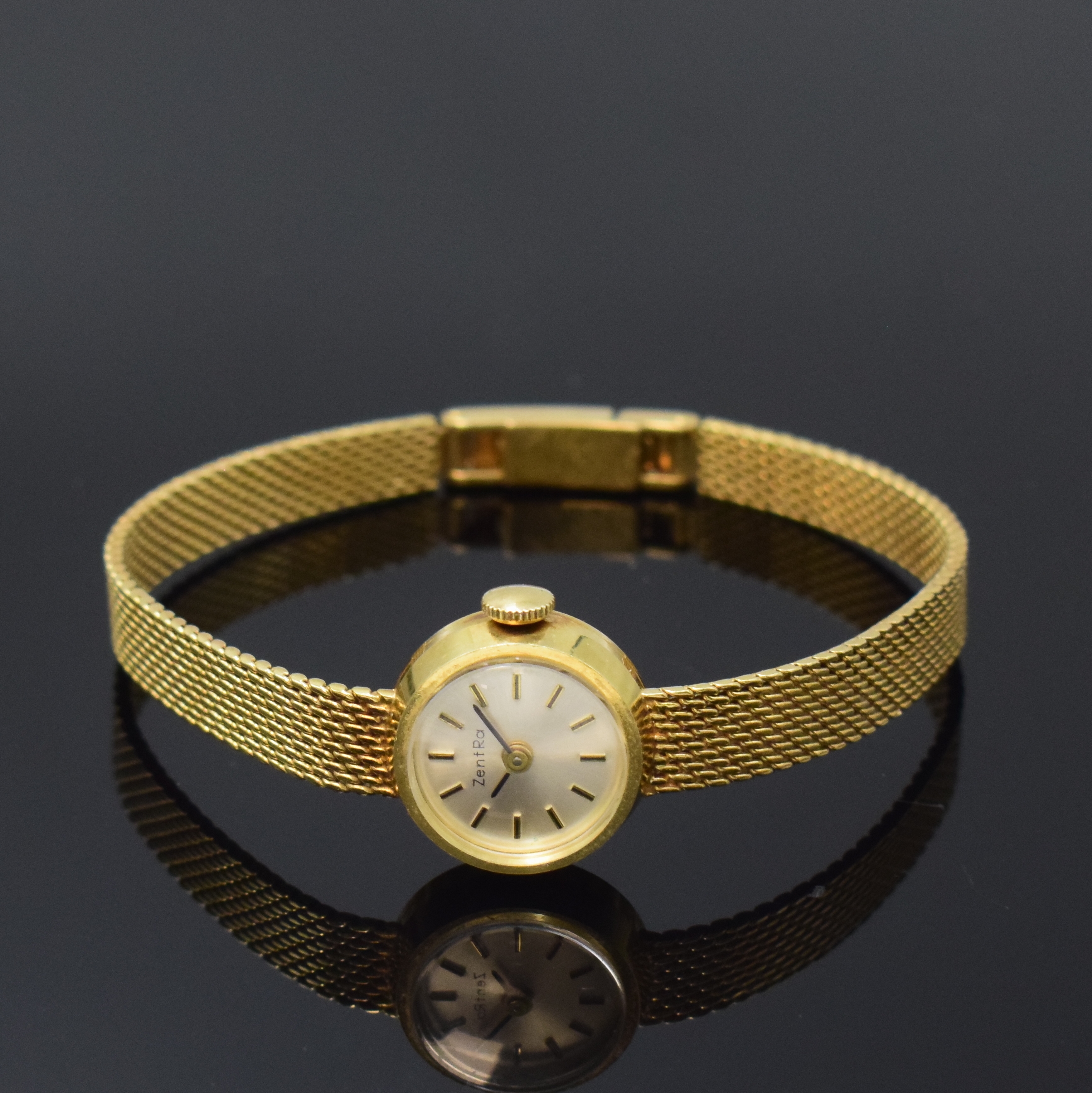 ZENTRA Damenarmbanduhr Disett in GG 585/000, Handaufzug, Schweiz um 1965, Boden aufgedr., silb. Zifferbl. m. aufges. Std.-Ind., schwarze Zeiger, Kal. ...