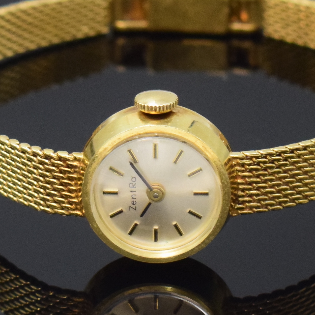 Detail a: ZENTRA Damenarmbanduhr Disett in GG 585/000, Handaufzug, Schweiz um 1965, Boden aufgedr., silb. Zifferbl. m. aufges. Std.-Ind., schwarze Zeiger, Kal. ...