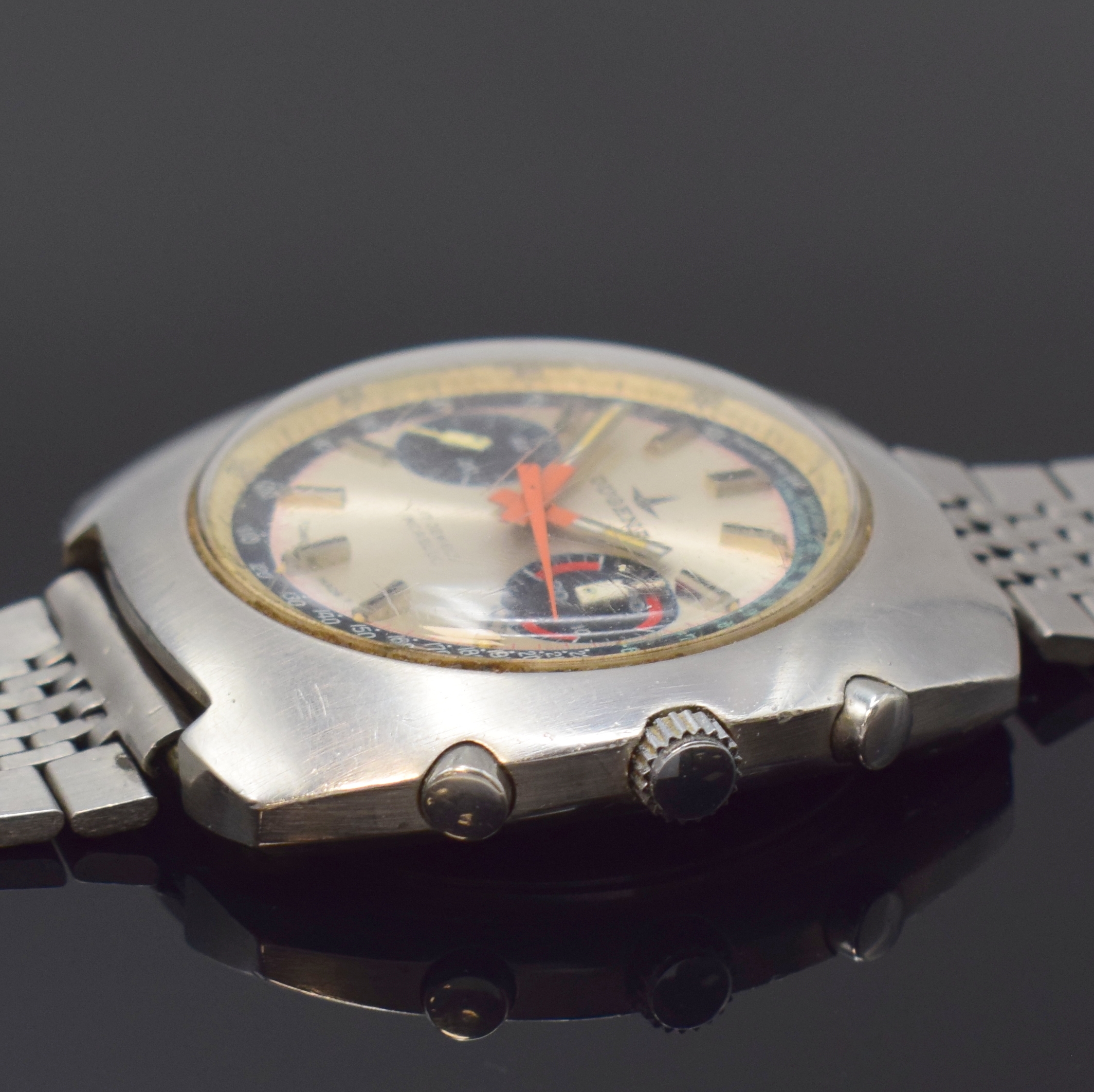 Detail b: DUGENA Armbandchronograph mit Kaliber Valjoux 7733 in Stahl, Schweiz um 1975, Handaufzug, Boden verschr., neutr. Band, silb. Zifferbl. m. aufges. ...