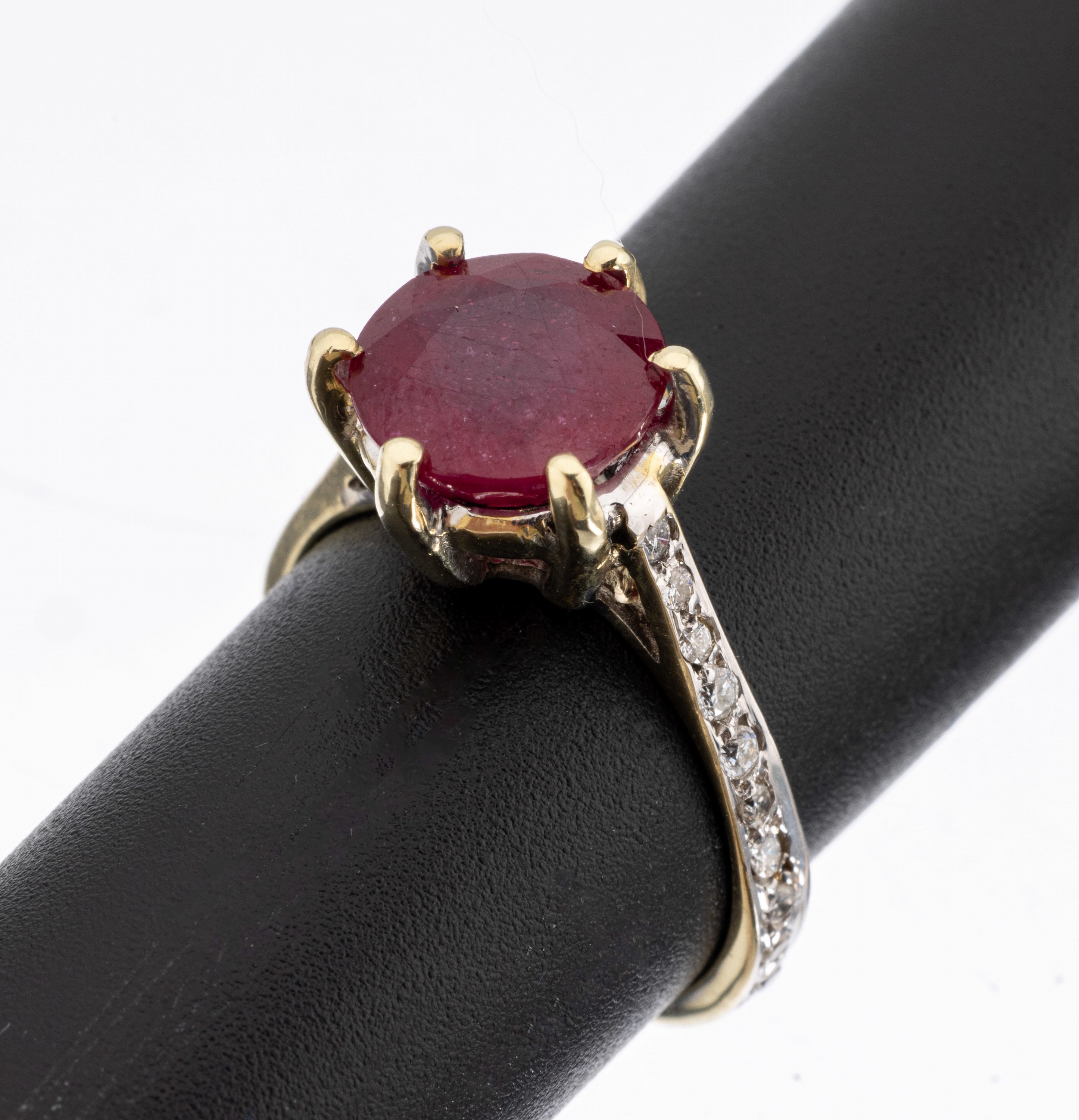 14 kt Gold Rubin Brillant Ring, GG 585/ 000, rundfacett. Rubin ca. 4.0 ct (beh.), Ringschultern mit 20 Brillanten zus. ca. 0.20 ct Weiß-light ...
