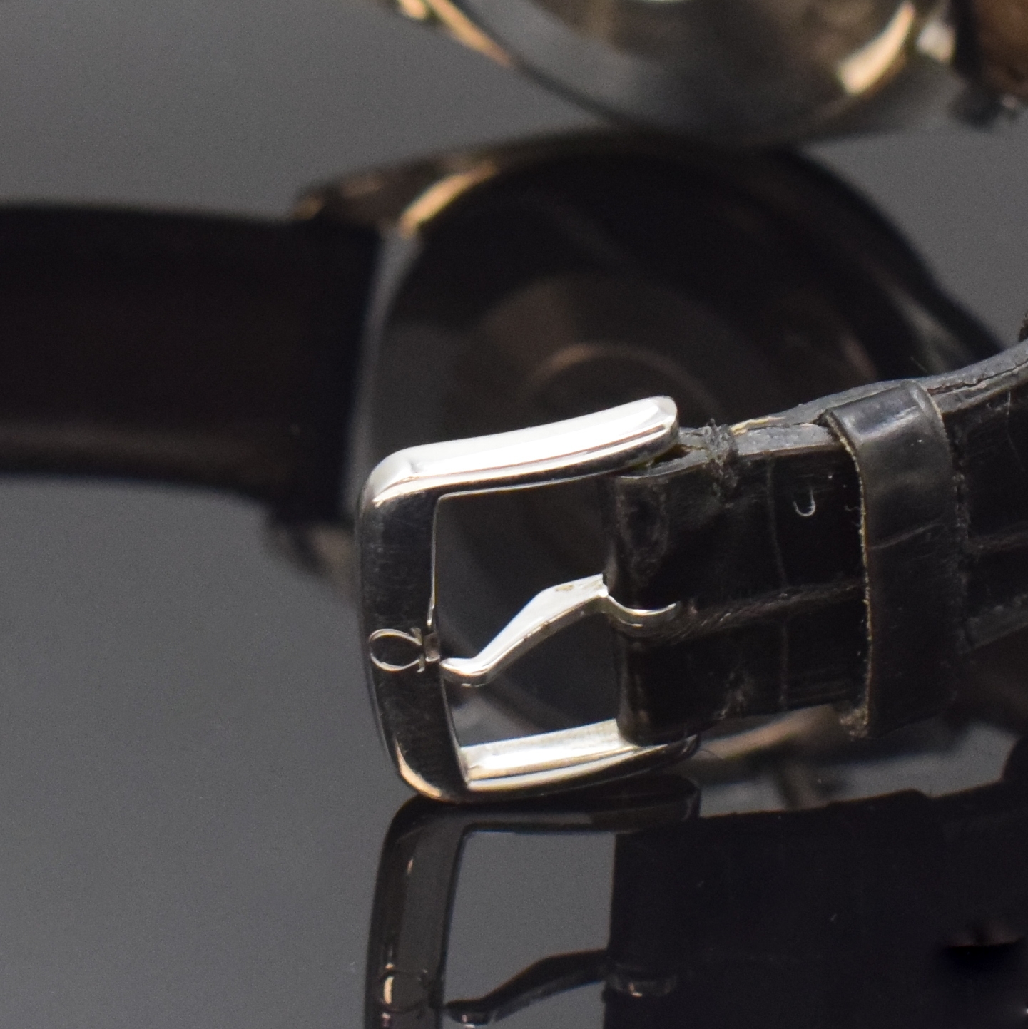 Detail b: OMEGA Armbandchronograph Speedmaster Referenz 175.0032, Schweiz um 1990, Automatik, Edelstahlgeh., Boden aufgedr., neutr. Lederband m. orig. ...