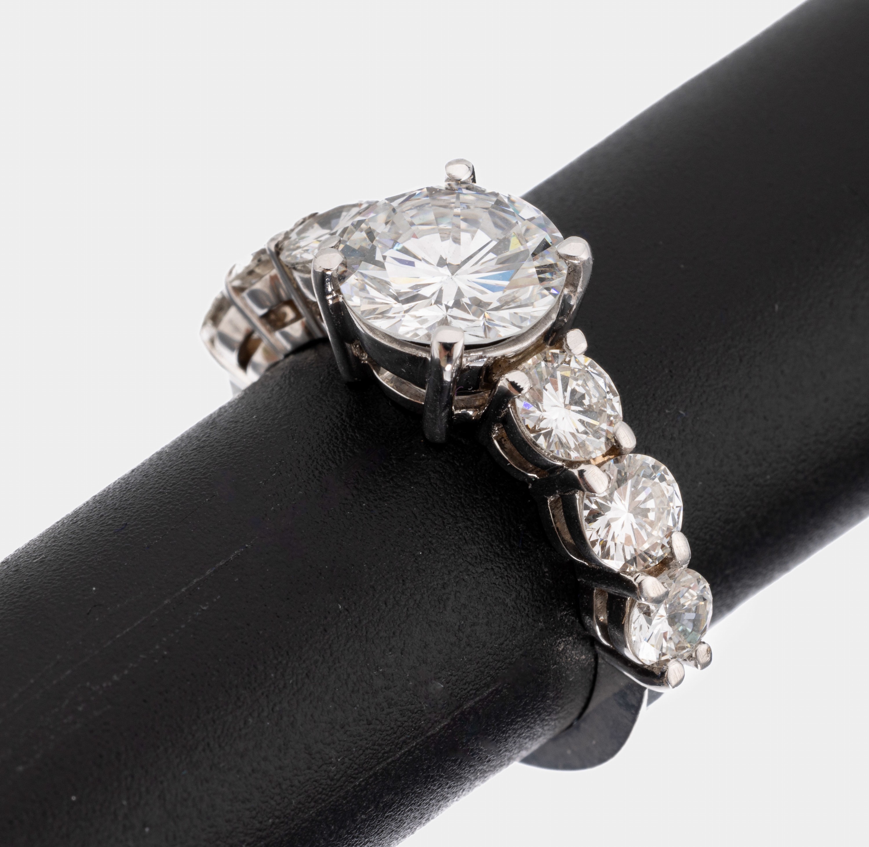 18 kt Gold Brillant-Ring, WG 750/000, 1 Brillant 2.07 ct hochfeines Weiß(D)vvs2 (DPL- Expertise 06/23), Ringschultern mit 6 Brillanten zus. ca. ...
