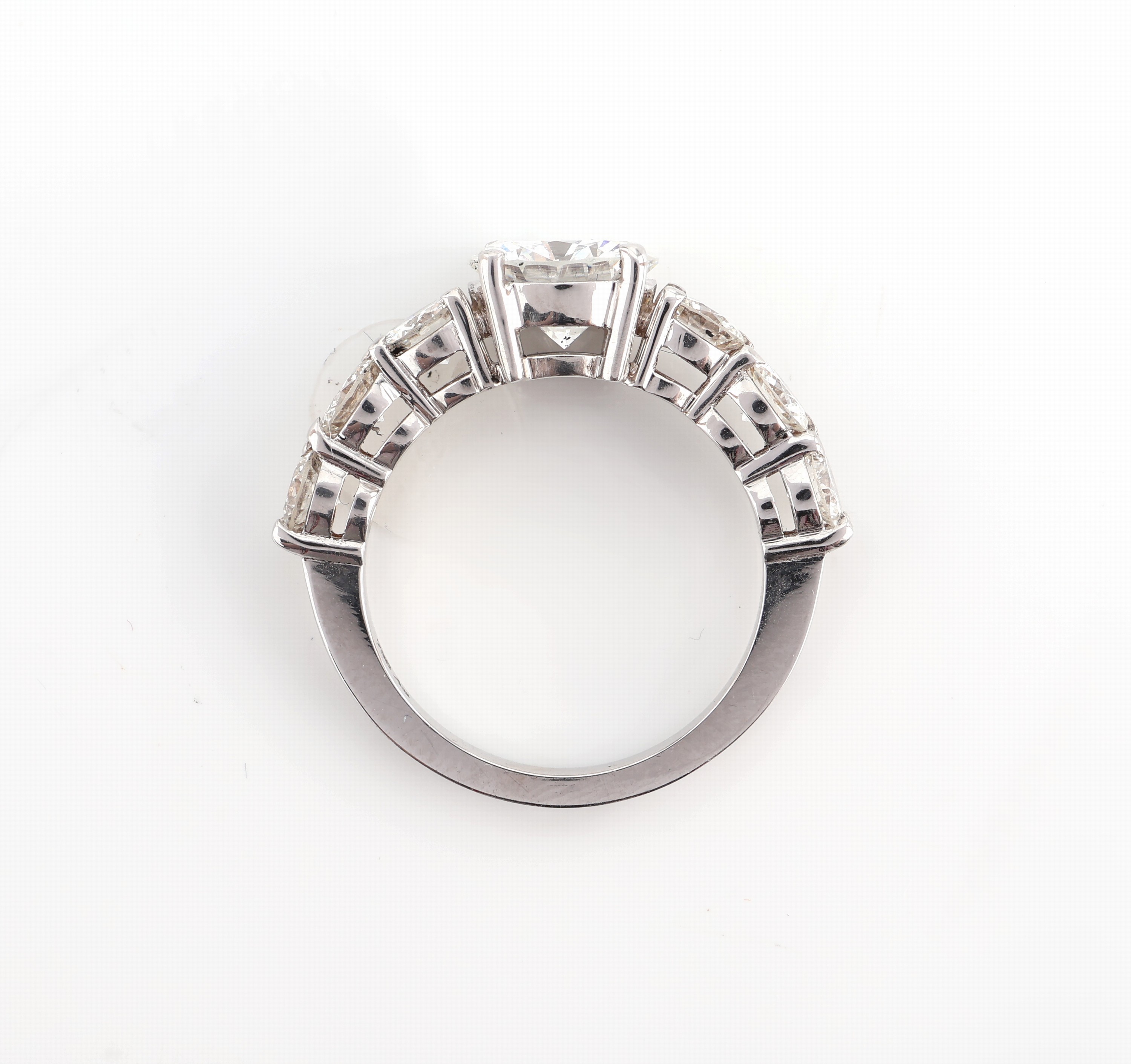 Detail a: 18 kt Gold Brillant-Ring, WG 750/000, 1 Brillant 2.07 ct hochfeines Weiß(D)vvs2 (DPL- Expertise 06/23), Ringschultern mit 6 Brillanten zus. ca. ...