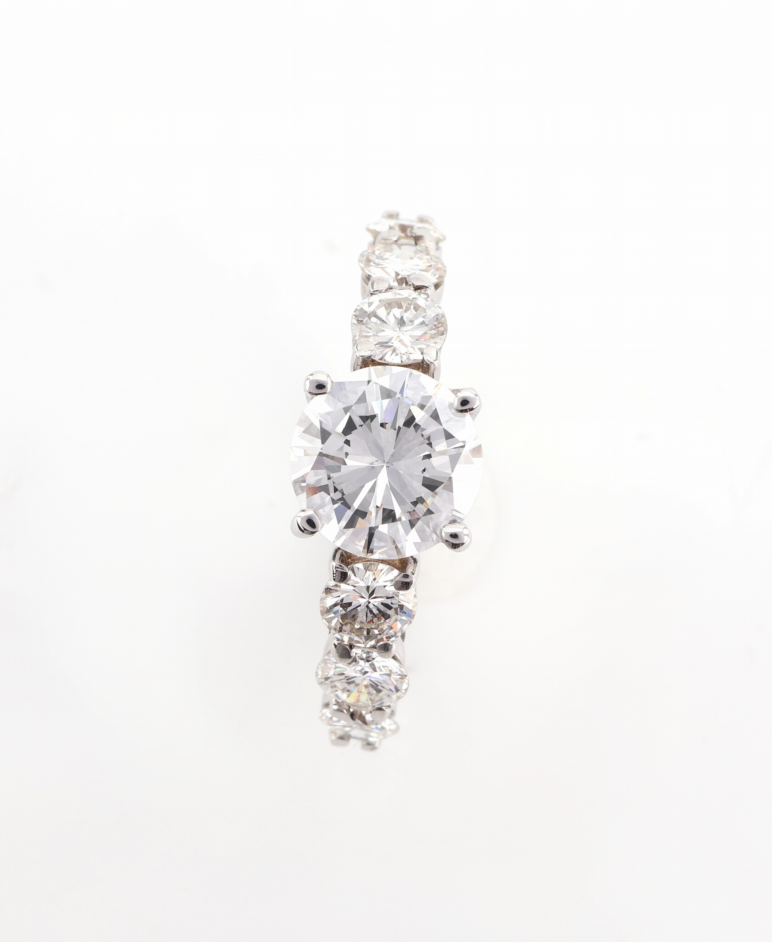 Detail b: 18 kt Gold Brillant-Ring, WG 750/000, 1 Brillant 2.07 ct hochfeines Weiß(D)vvs2 (DPL- Expertise 06/23), Ringschultern mit 6 Brillanten zus. ca. ...