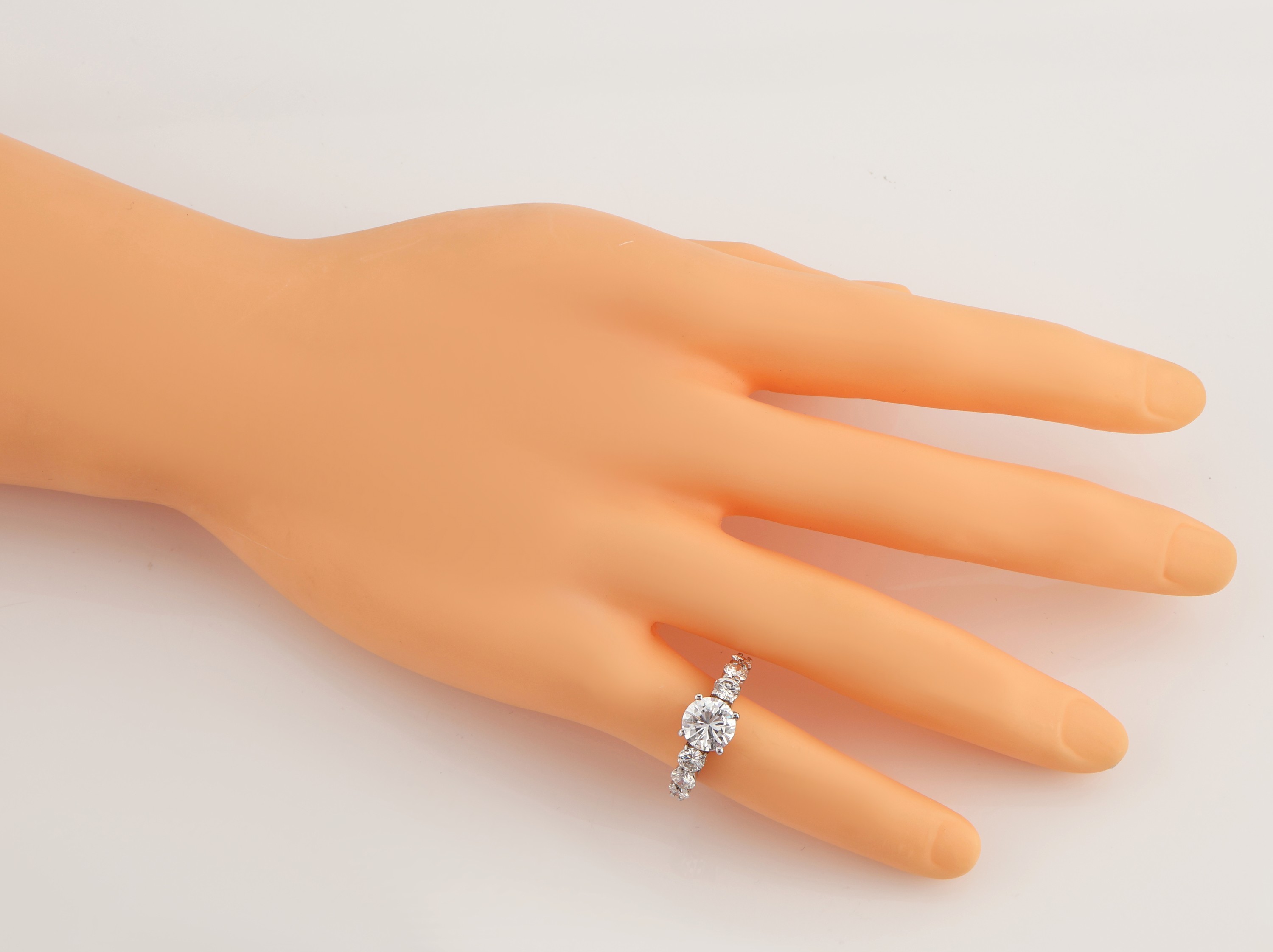 Detail c: 18 kt Gold Brillant-Ring, WG 750/000, 1 Brillant 2.07 ct hochfeines Weiß(D)vvs2 (DPL- Expertise 06/23), Ringschultern mit 6 Brillanten zus. ca. ...