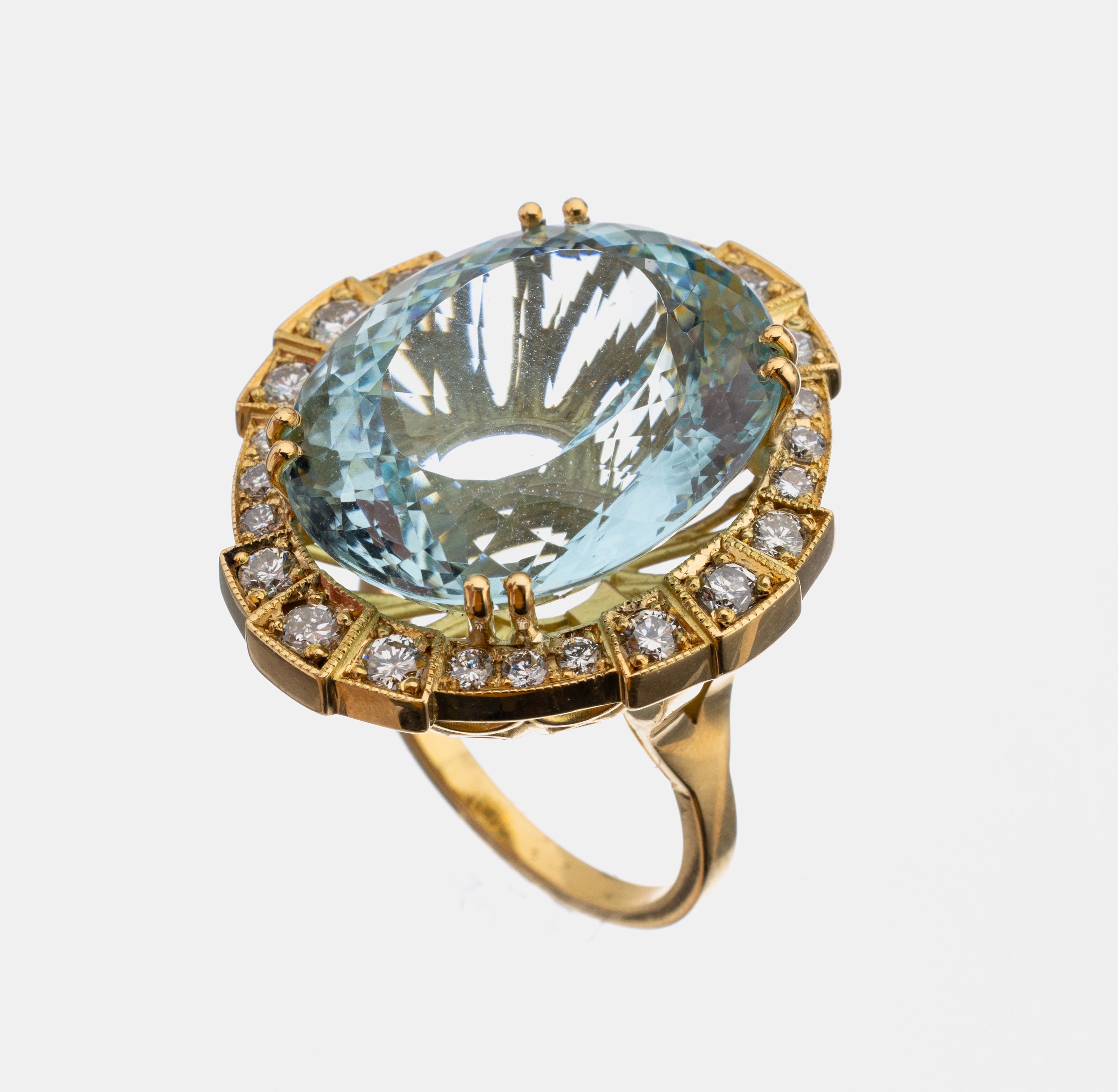 18 kt Gold Aquamarin-Brillant-Ring, GG 750/000, ovalfacett. Aquamarin ca. 30.80 ct, 24 Brillanten zus. ca. 1.40 ct Weiß/si, ca. 24.9 g, RW 58
