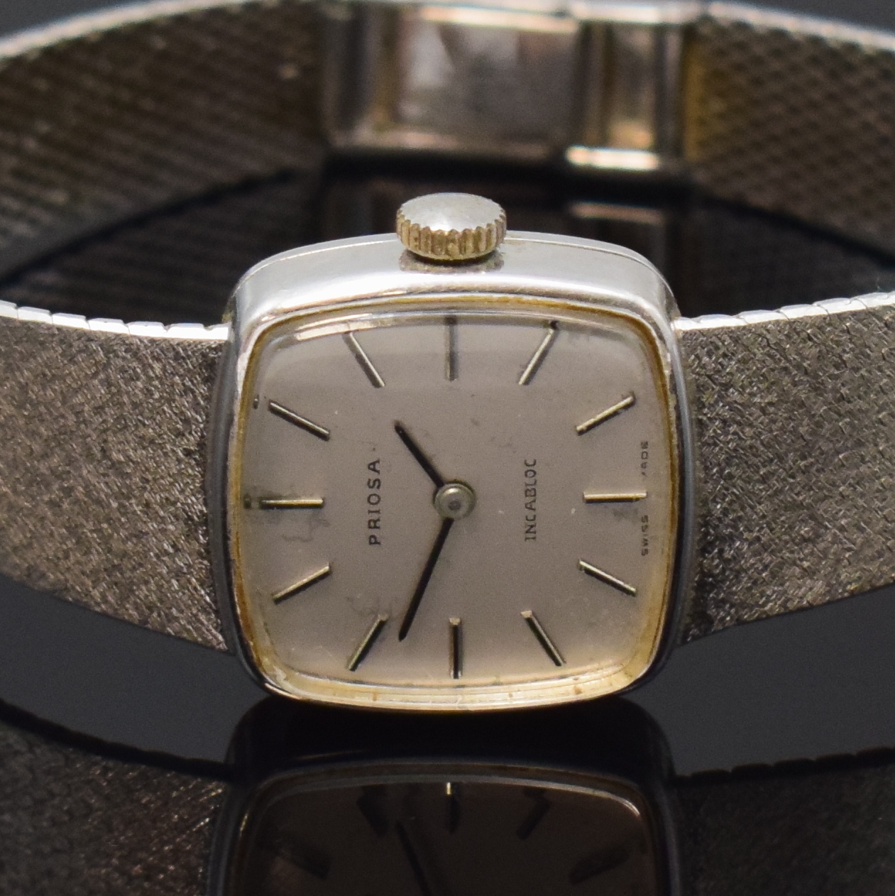 Detail a: PRIOSA Damenarmbanduhr in WG 585/000, Schweiz um 1965, Handaufzug, Milanaiseband, Boden aufgedr., silb. Zifferbl. fl., aufges. Std.-Ind., geschw. ...