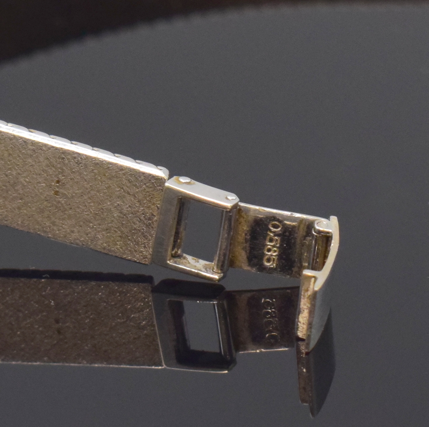Detail b: PRIOSA Damenarmbanduhr in WG 585/000, Schweiz um 1965, Handaufzug, Milanaiseband, Boden aufgedr., silb. Zifferbl. fl., aufges. Std.-Ind., geschw. ...