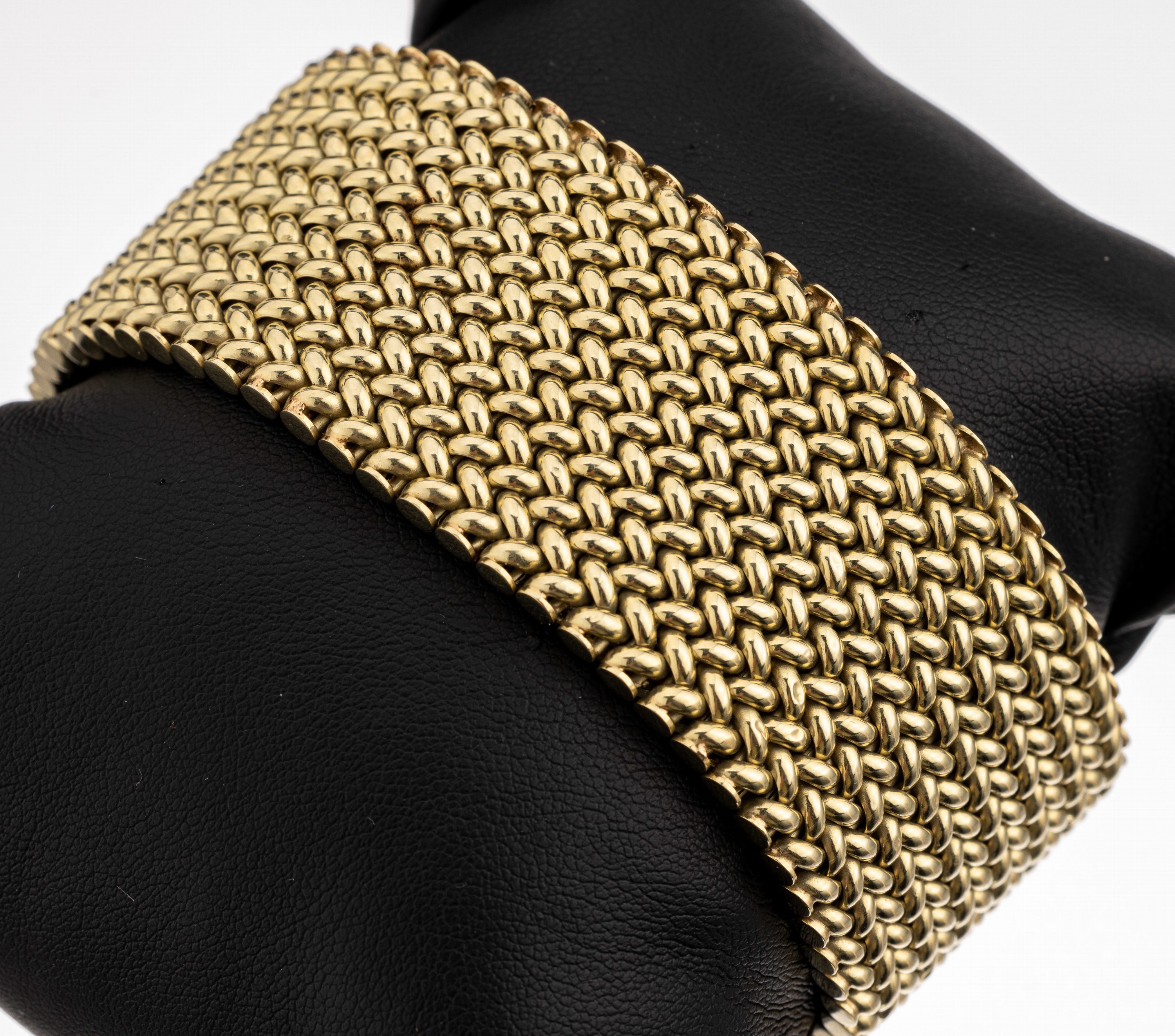 14 kt Gold Armband, ca. 63,6 g, GG 585/000,Flechtoptik, B. ca. 3.5 cm, L. ca. 20.5 cm, Kastenschloss mit 2 Sicherheitsachten