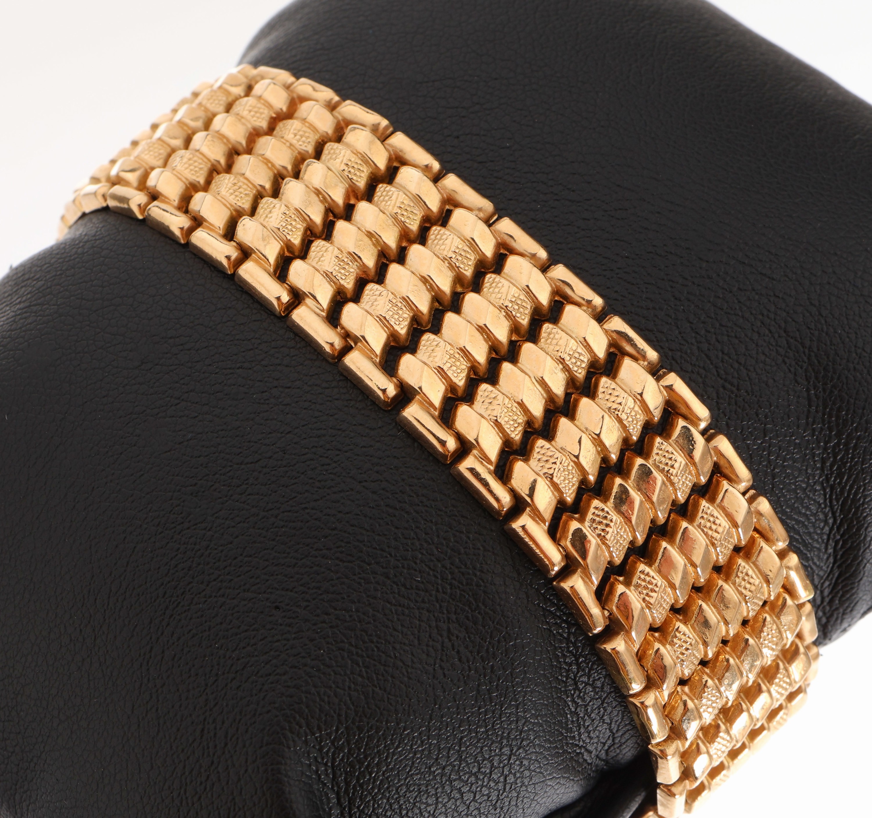 18 kt Gold Armband, GG 750/000, Elemente pol., sat. und z.T. punz., L. ca. 19 cm, Kastenschloss mit 2 Sicherheitsachten, ca. 30.3 g