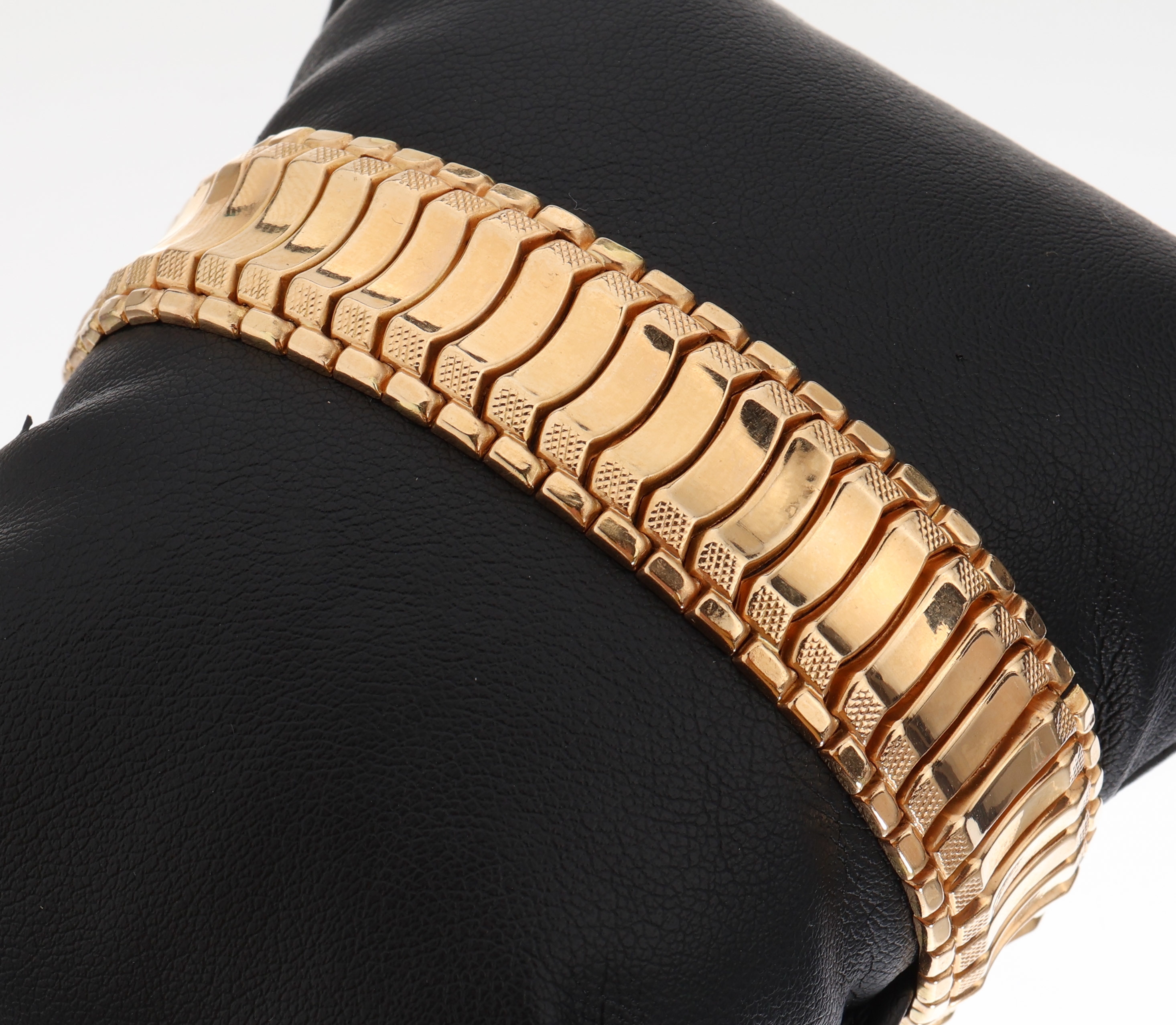 18 kt Gold Armband, GG 750/000, fein pol., Ränder z.T. punz., L. ca. 19 cm, Kastenschlossmit Sicherheitsacht, ca. 32.9 g