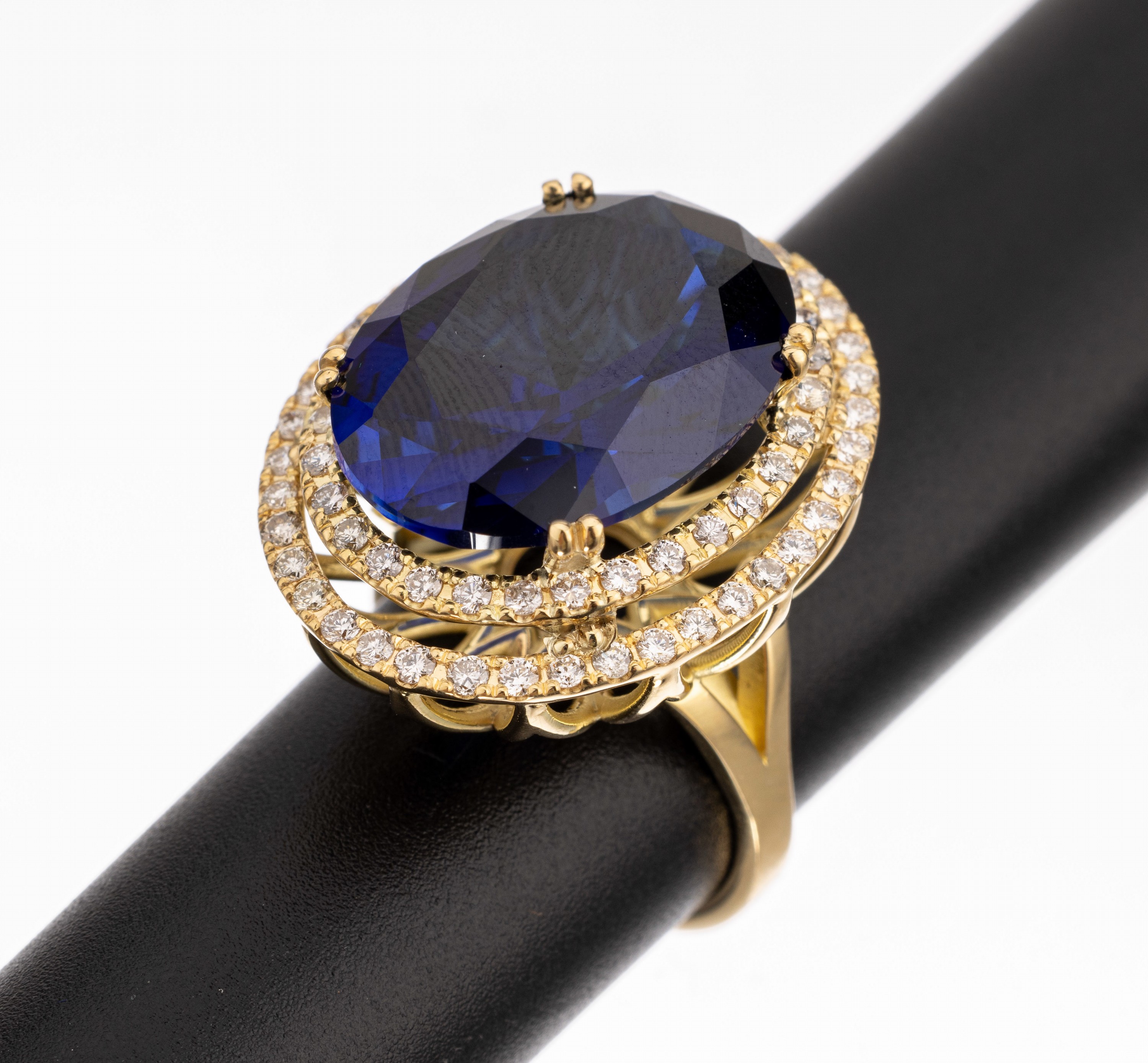 18 kt Gold Saphir-Brillant-Ring, GG 750/000, ovalfacett. Saphir (beh.) ca. 20.50 ct, 69 Brillanten zus. ca. 1.30 ct Weiß/vs, ca. 16.9 g, RW 55