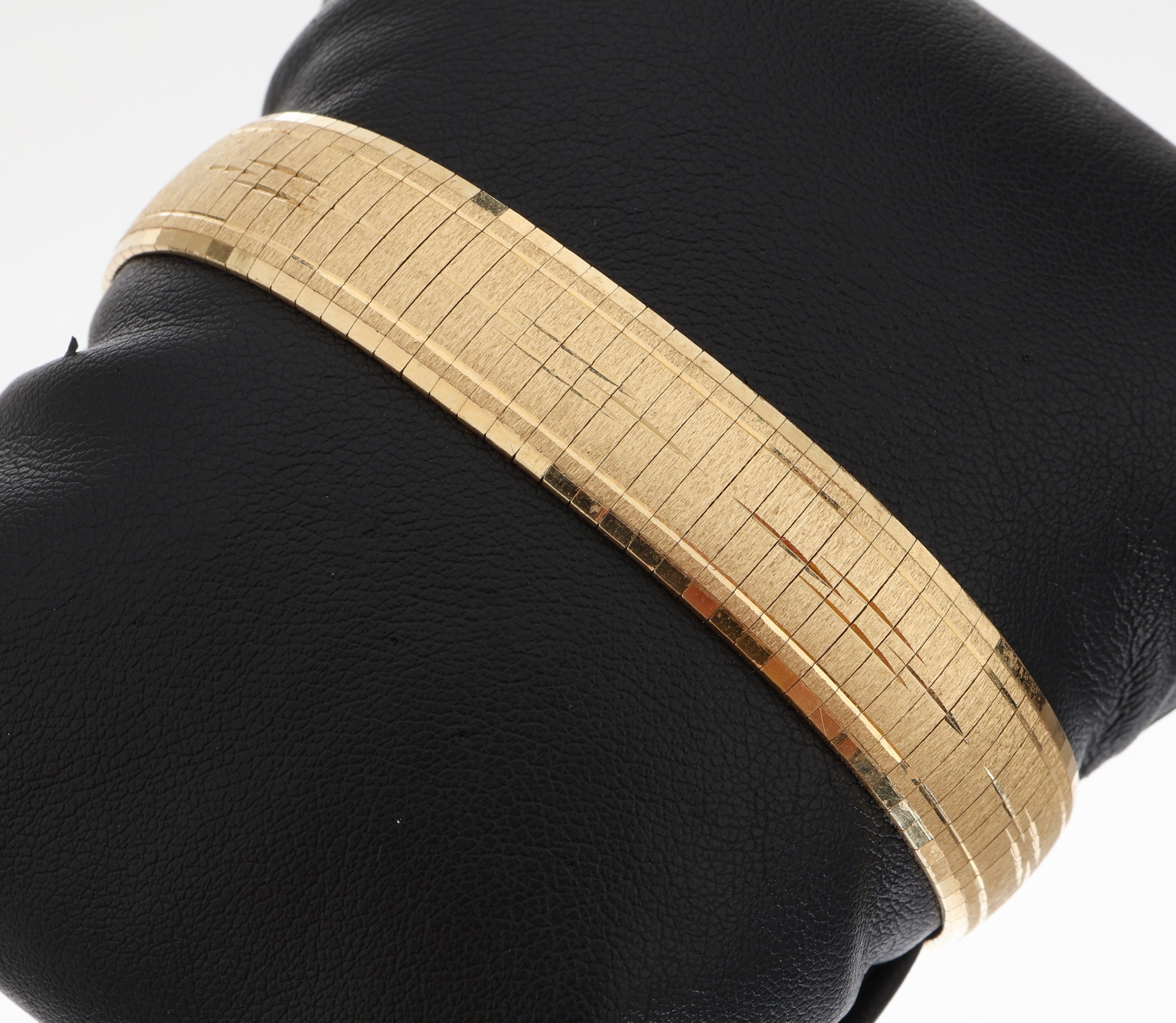 18 kt Gold Armband, GG 750/000, fein sat. und z.T. pol., L. ca. 19 cm, Kastenschloss mitSicherheitsacht, ca. 33 g