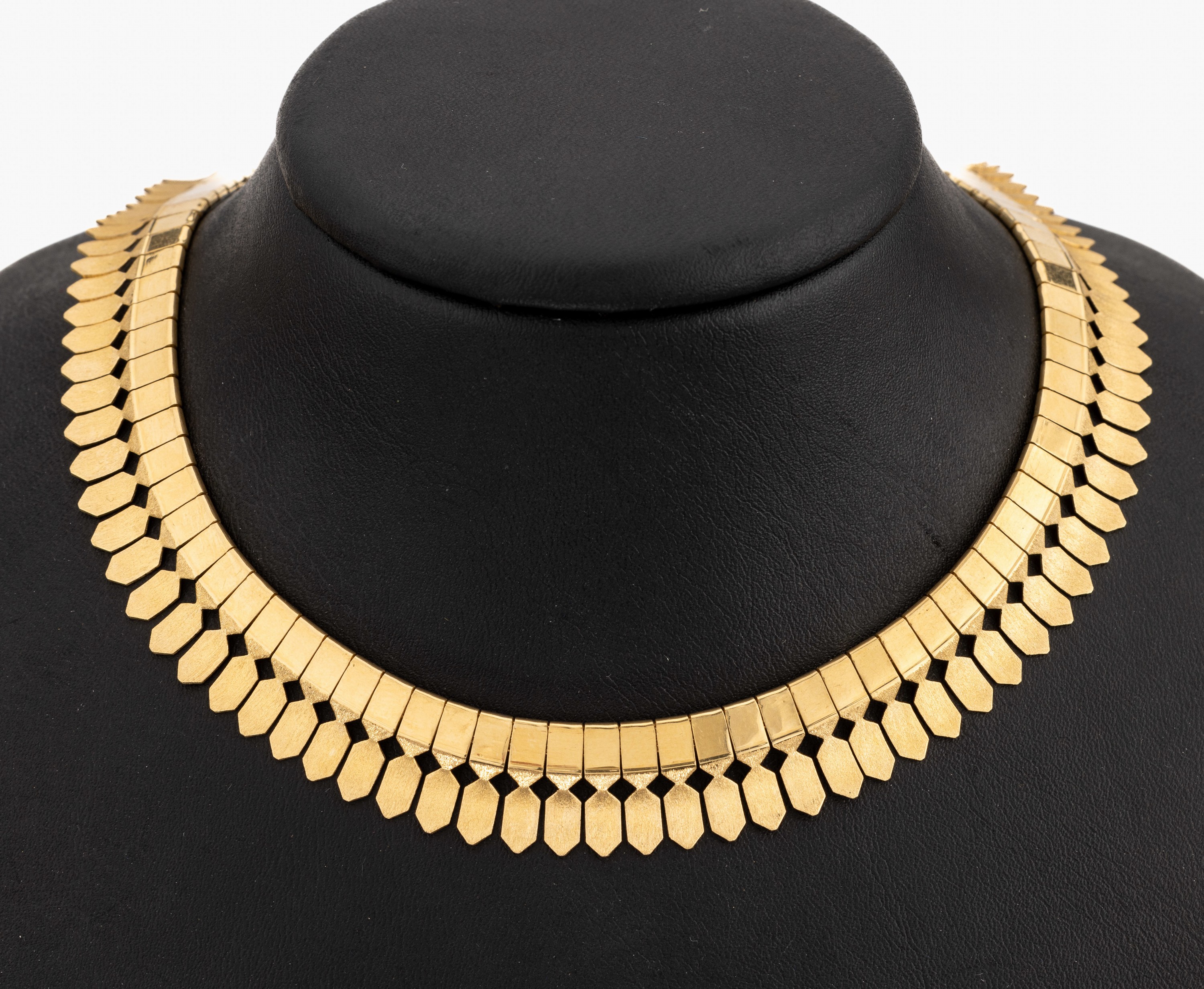 18 kt Gold Collier, GG 750/000, ca. 68.7 g,ausgefallenes Design, Elemente pol. und sat., L. ca. 43 cm, Kastenschloss mit Sicherheitsacht