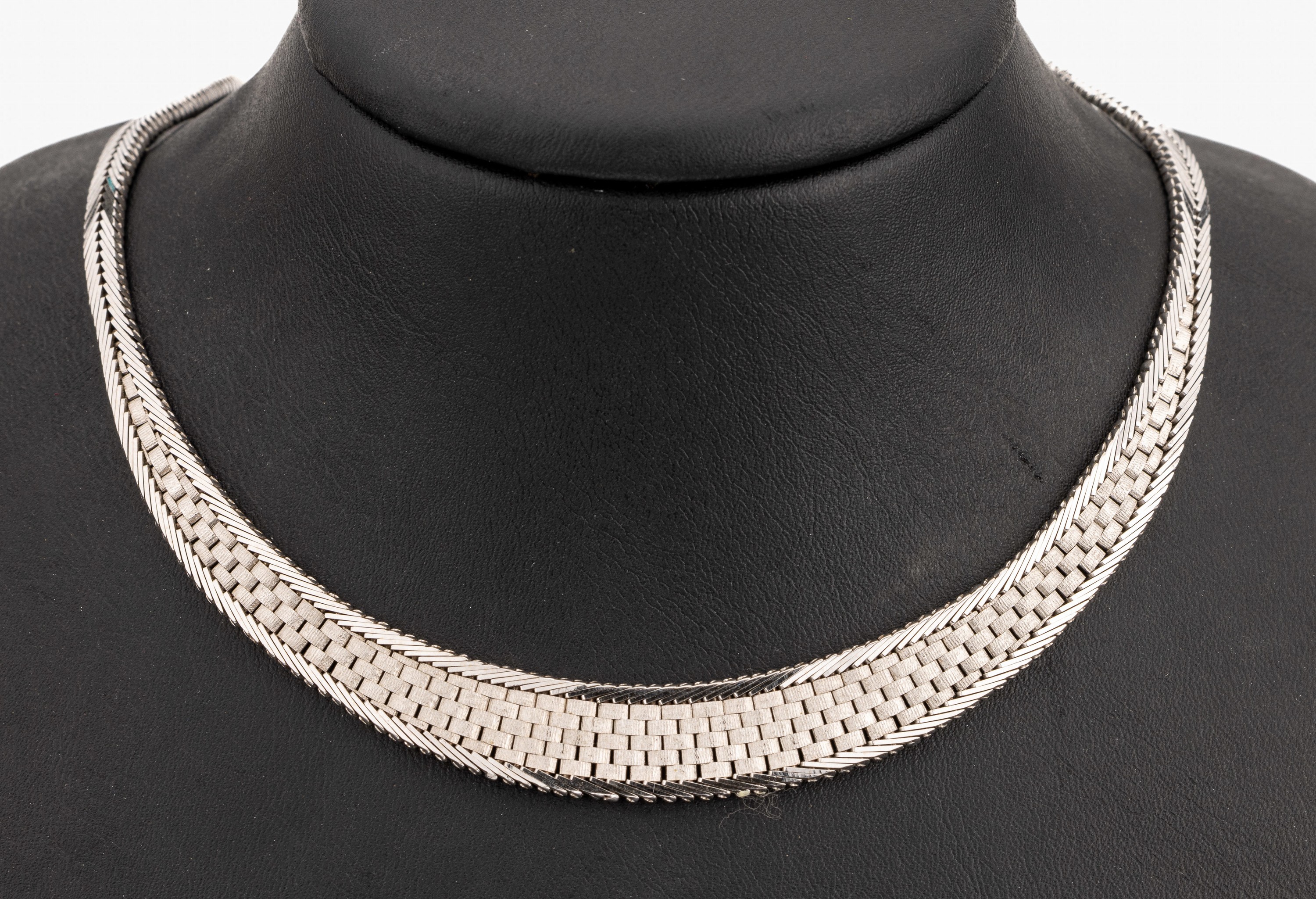 14 kt Gold Collier, ca. 44,6 g, WG 585/000,Mittelteil in Backsteinoptik, sat., L. ca. 42 cm, Kastenschloss mit Sicherheitsacht