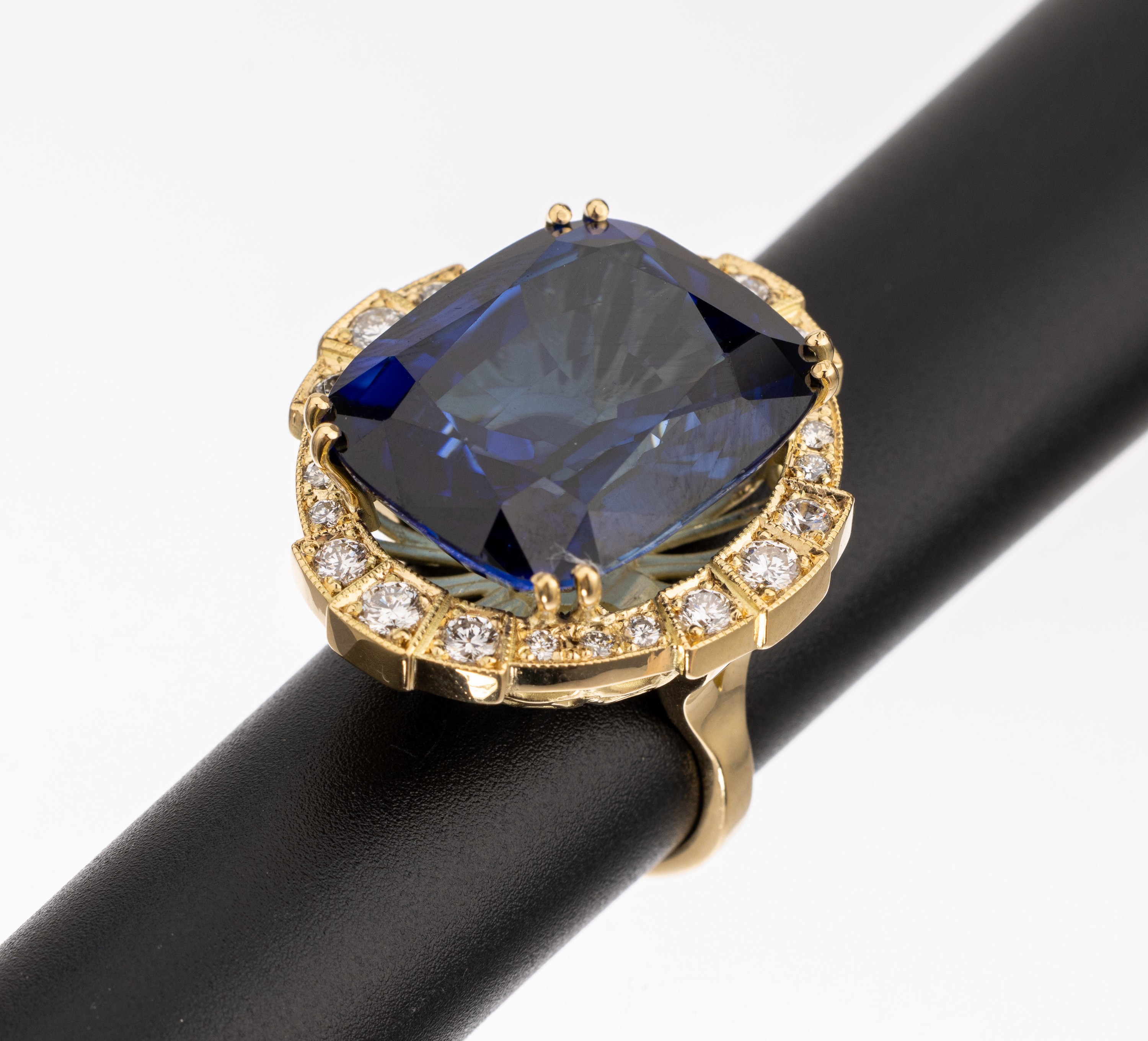 18 kt Gold Brillant-Saphir-Ring, GG 750/000, ovalfacett. Saphir (beh.) ca. 43.50 ct, 24 Brillanten zus. ca. 14.0 ct Weiß/vs, ca. 27.7 g, RW 58