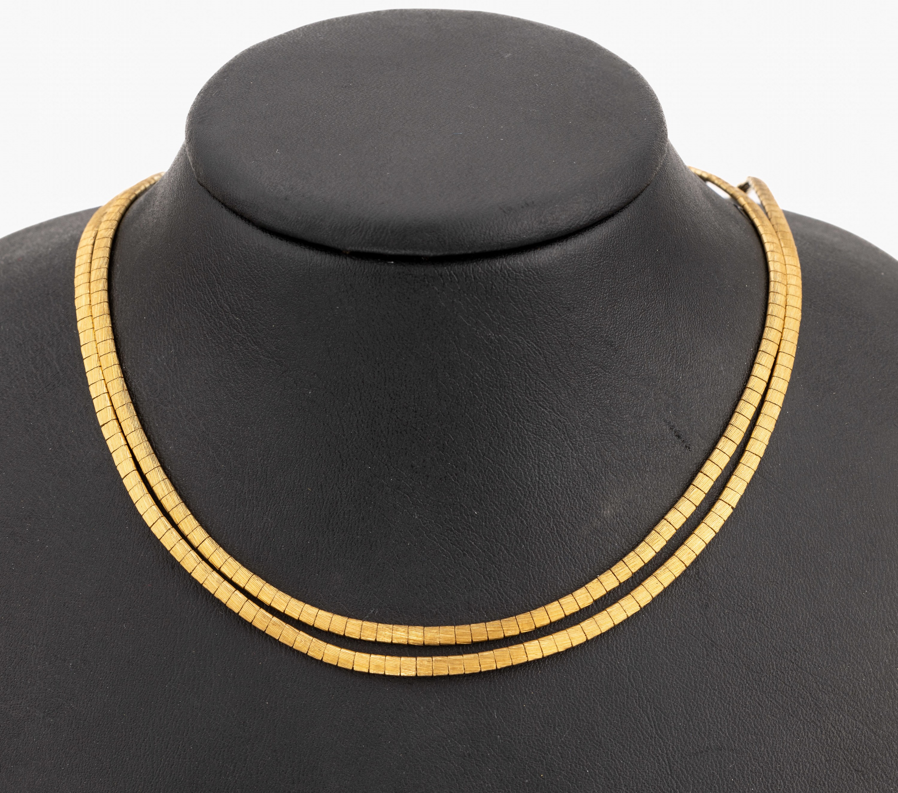18 kt Gold Collier. GG 750/000, sat. und rs. pol., 2-rhg., L. ca. 48 cm, Steckschloss mit Sicherheitsacht