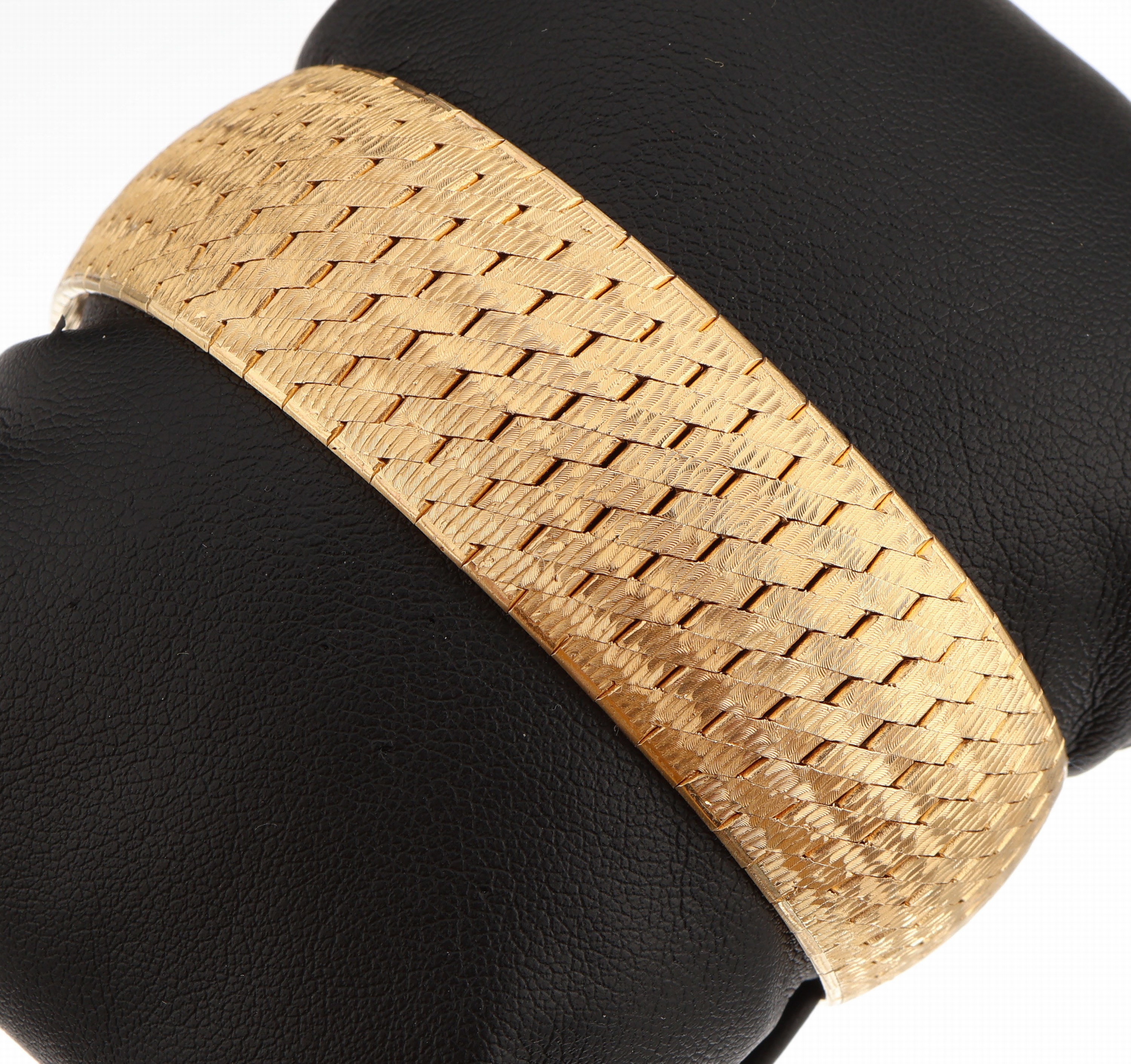18 kt Gold Armband, GG 750/000, Band fein sat. und rs. pol., B. ca. 2.5 cm, L. ca. 19 cm, Kastenschloss mit 2 Sicherheitsachten, ca.61.7 g