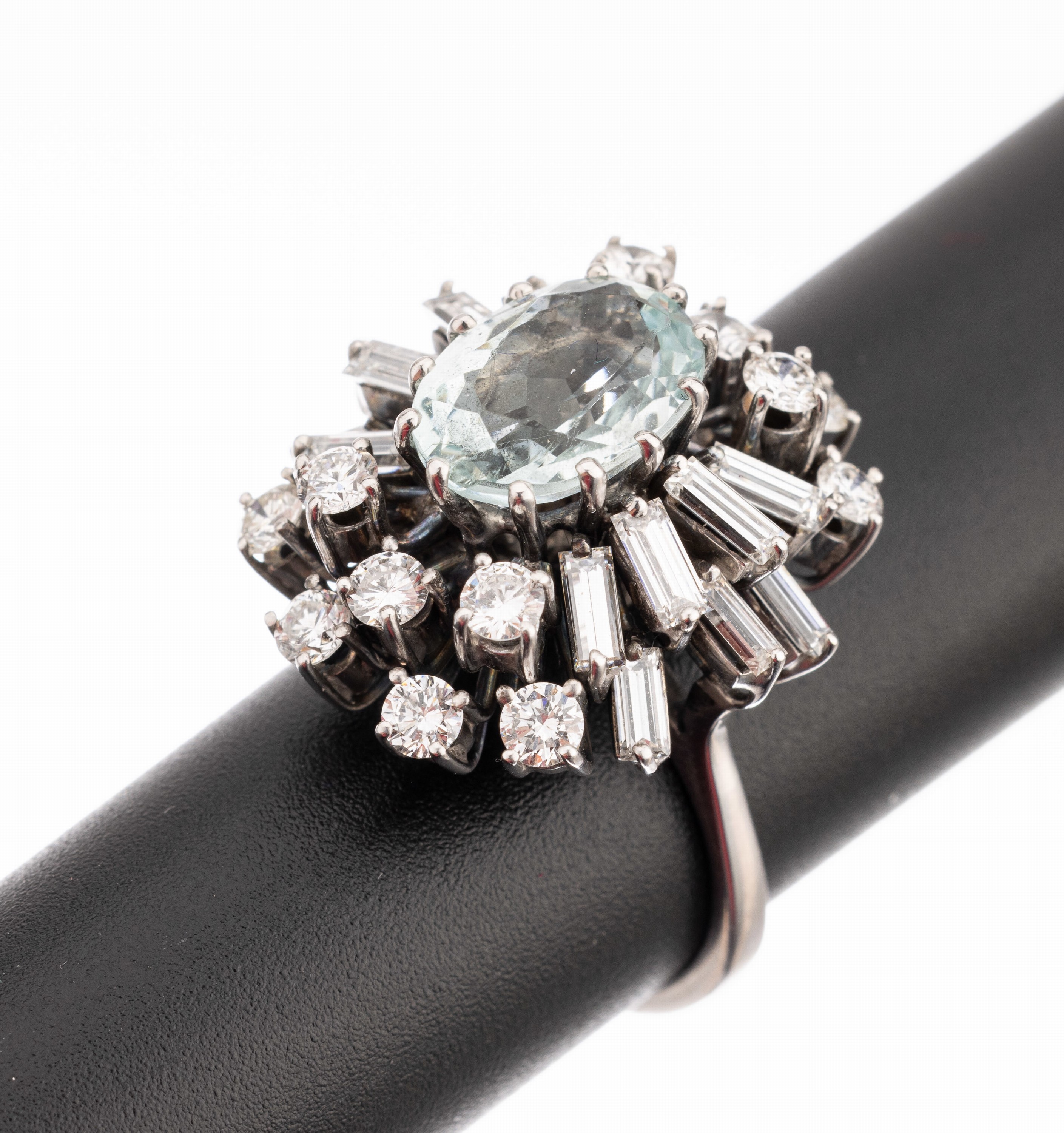18 kt Gold Aquamarin-Diamant-Ring, WG 750/000, hoch aufgebauter Ringkopf, mittig miteinem ovalfacett. Aquamarin ca. 2.0 ct, 14 Diamantbaguettes zus. ...