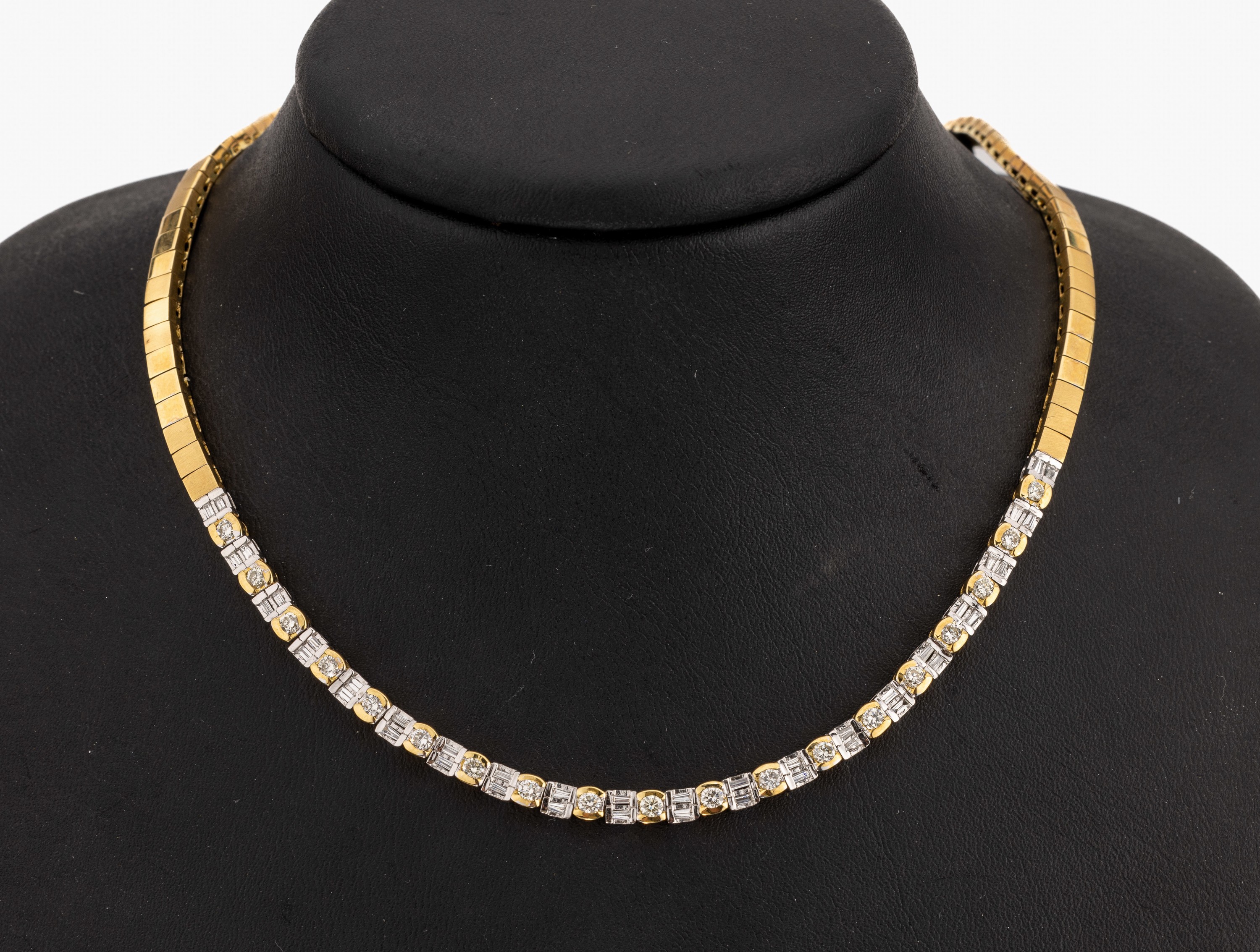 18 kt Gold Diamant-Collier, GG/WG 750/000, 40 in WG gefasste Diamanttrapeze zus. ca. 1.90ct, 19 Brillanten zus. ca. 1.00 ct feines ...