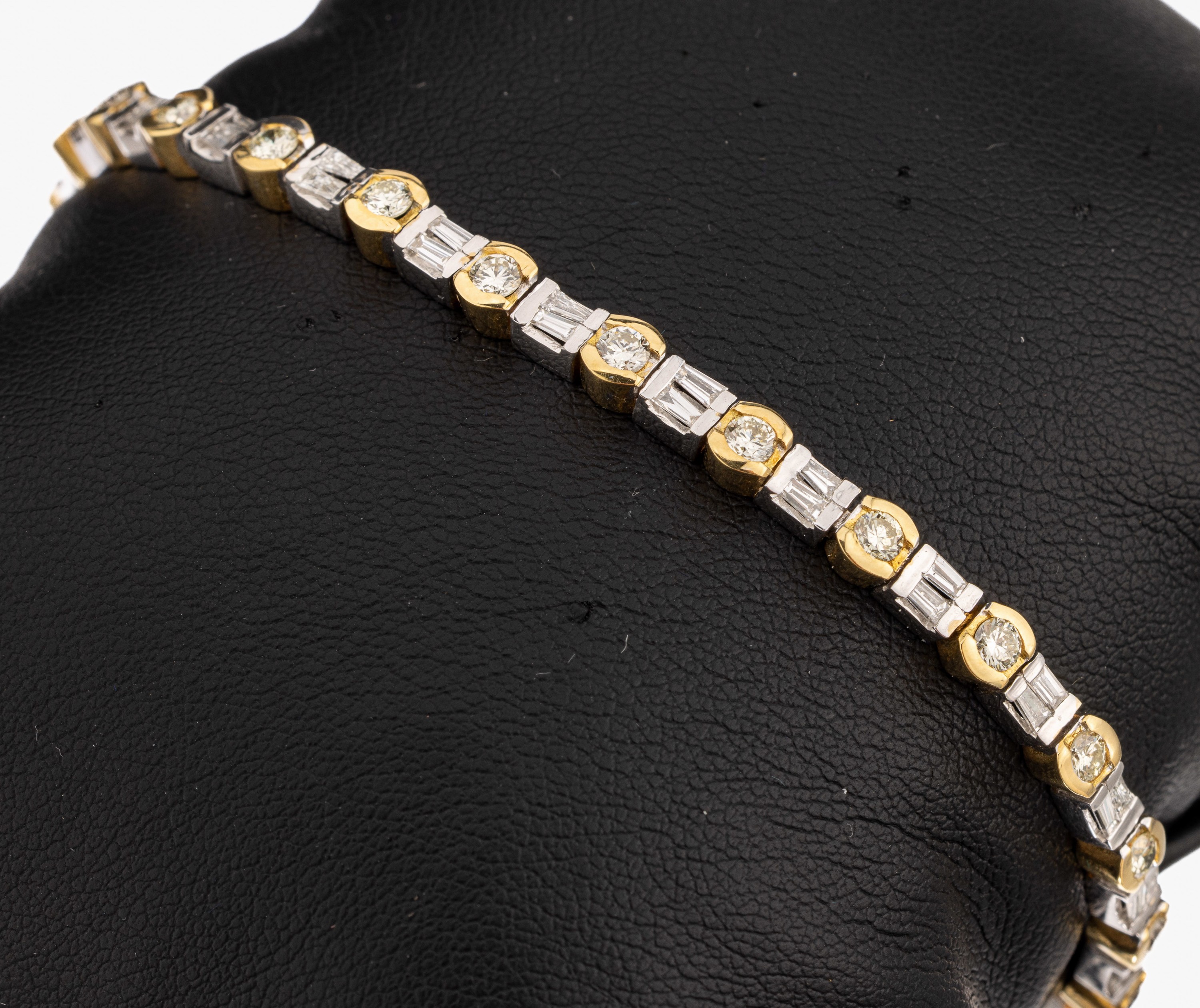 18 kt Gold Diamant-Armband, GG/WG 750/000, 48 Diamanttrapeze zus. ca. 0.96 ct feines Weiß-Weiß/vs-si, 24 Brillanten zus. ca. 1.00 ct feines ...