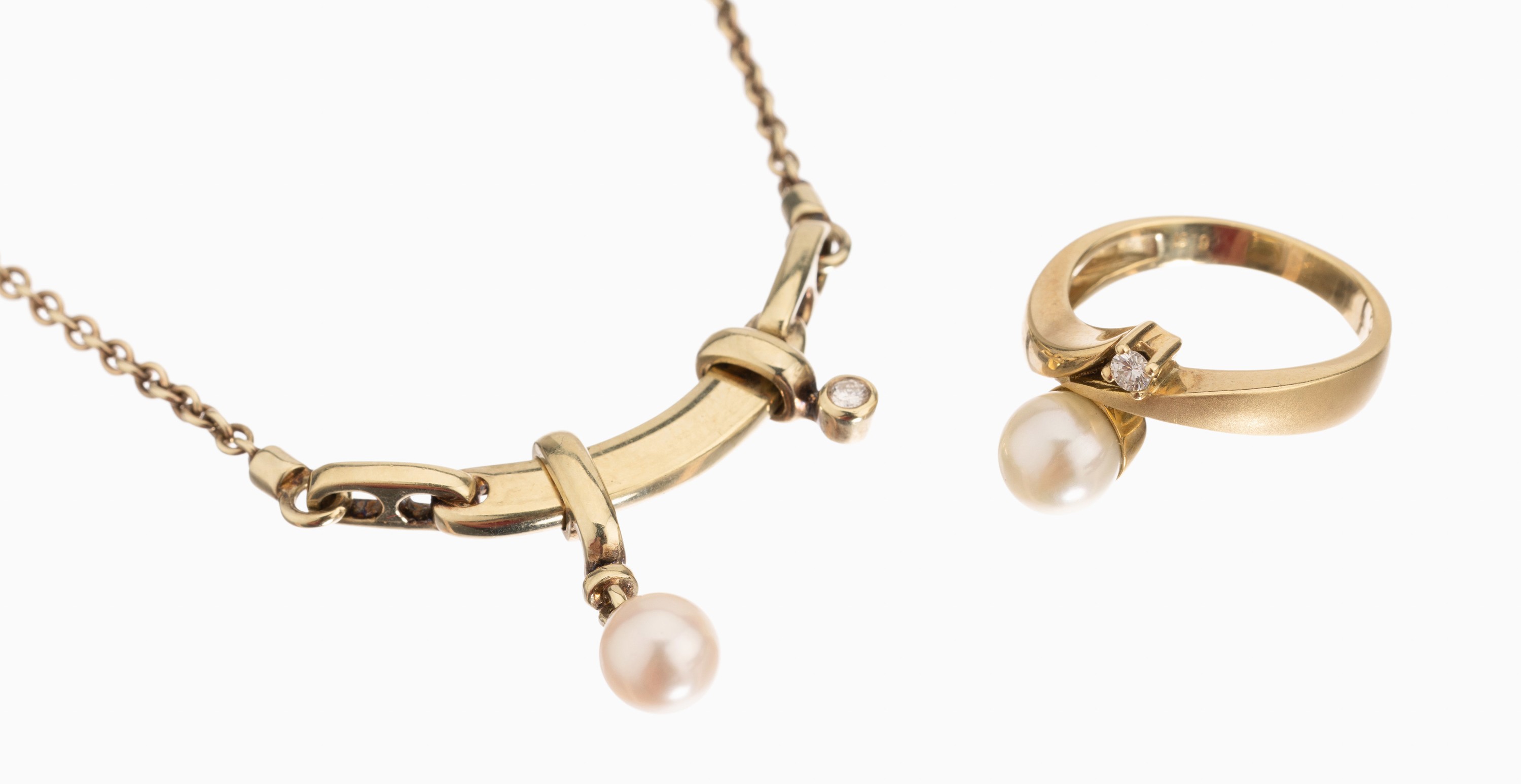 14 kt Gold Diamant Perl Konvolut, GG 585/000, best. aus: Collier, 1 Anhänger mit weißer Zuchtperle ca. 6.8 mm, 1 Anhänger mit Brillant ca. 0.05 ...