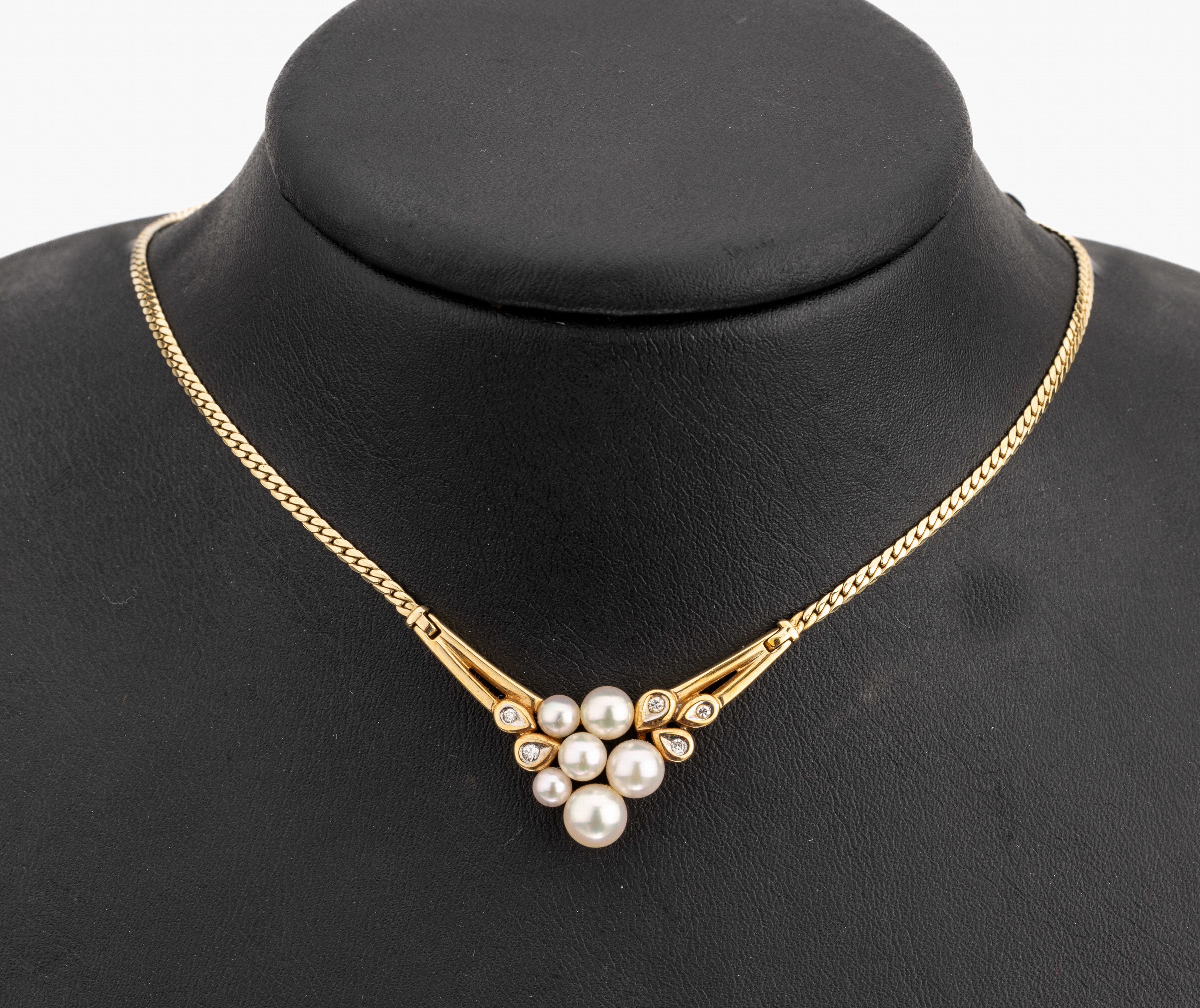 14 kt Gold Diamant Perl Collier, GG 585/000, 6 weiße Zuchtperlchen, 5 Brillanten zus. ca.0.06 ct Weiß/si, L. ca. 42 cm, Karabinerschließe, ca. ...