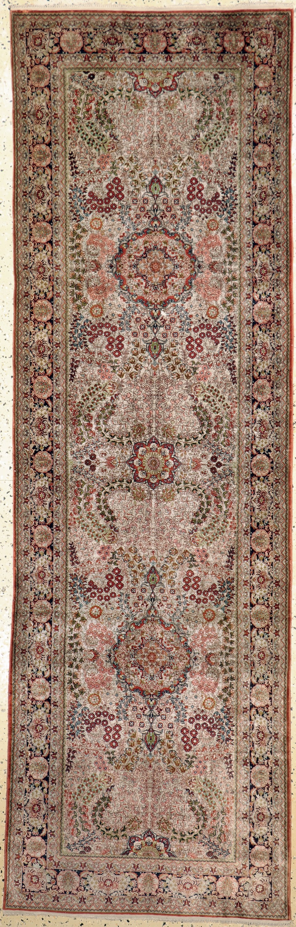 Hereke Seide fein, China, Ende 20.Jhd, reine Naturseide, ca. 244 x 77 cm, ca. 1,0 Mio. Kn/qm, Reinigungsbedürftig, EHZ: 2(kleines Loch).
