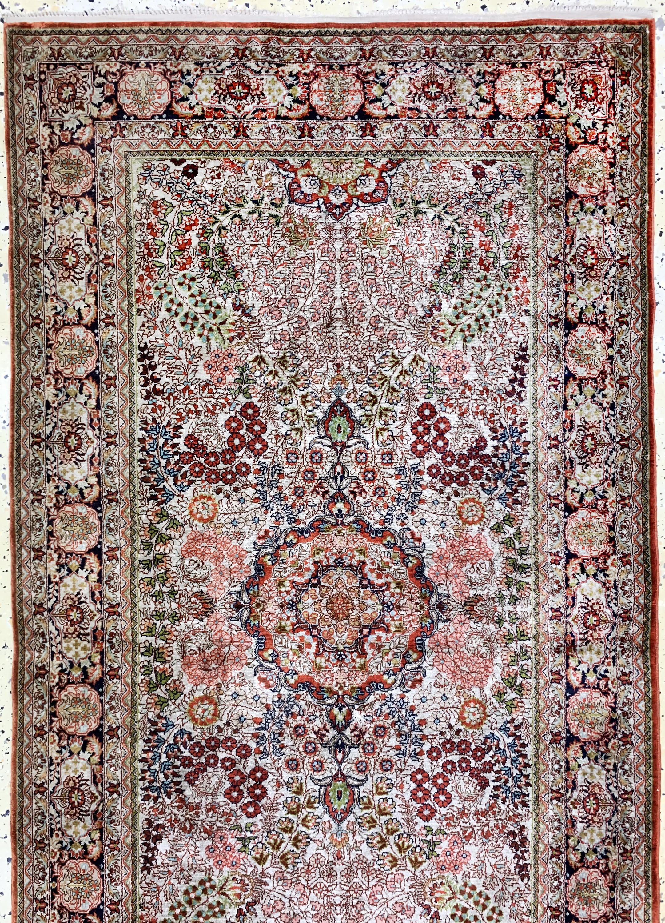 Detail a: Hereke Seide fein, China, Ende 20.Jhd, reine Naturseide, ca. 244 x 77 cm, ca. 1,0 Mio. Kn/qm, Reinigungsbedürftig, EHZ: 2(kleines Loch).