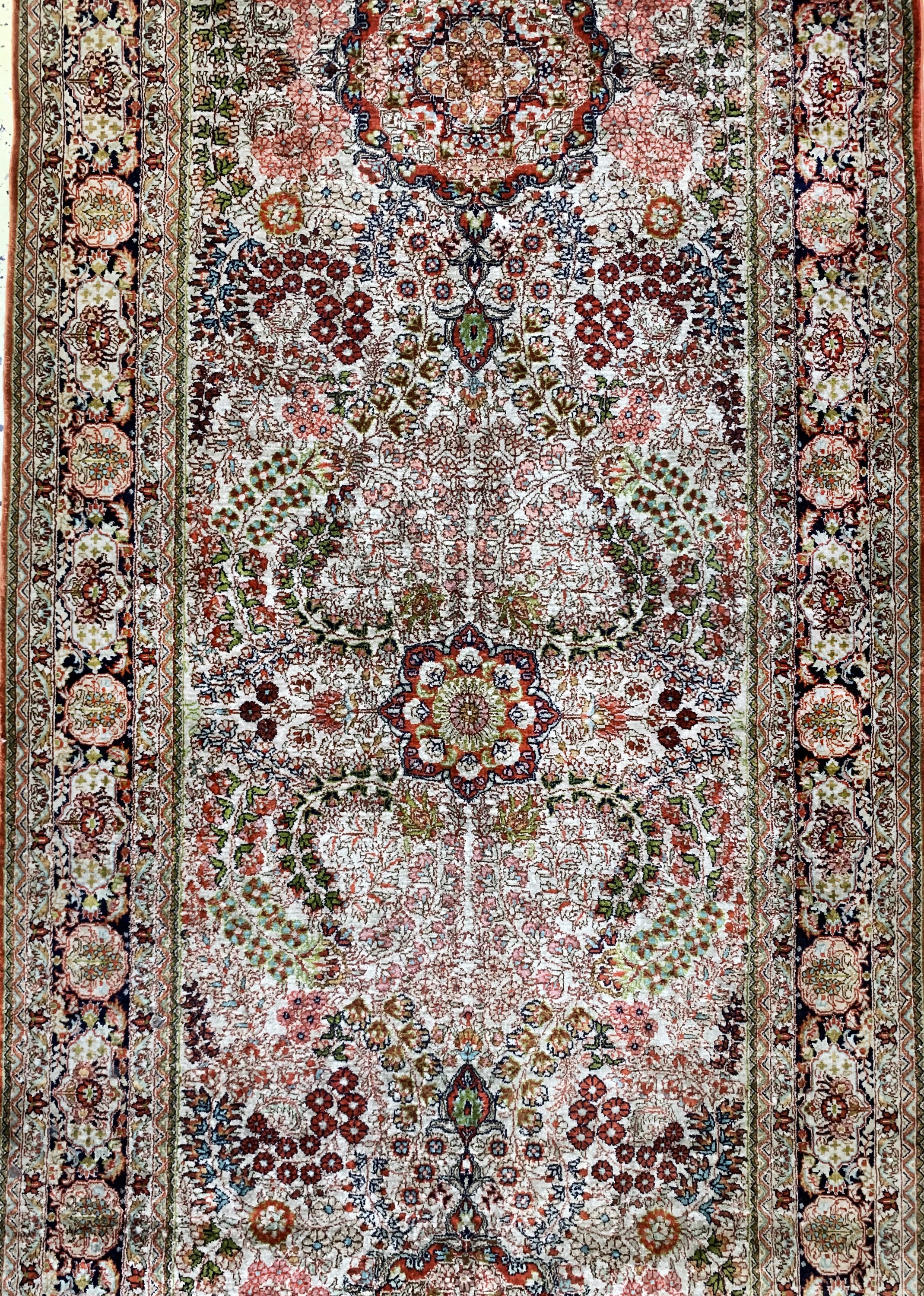 Detail b: Hereke Seide fein, China, Ende 20.Jhd, reine Naturseide, ca. 244 x 77 cm, ca. 1,0 Mio. Kn/qm, Reinigungsbedürftig, EHZ: 2(kleines Loch).