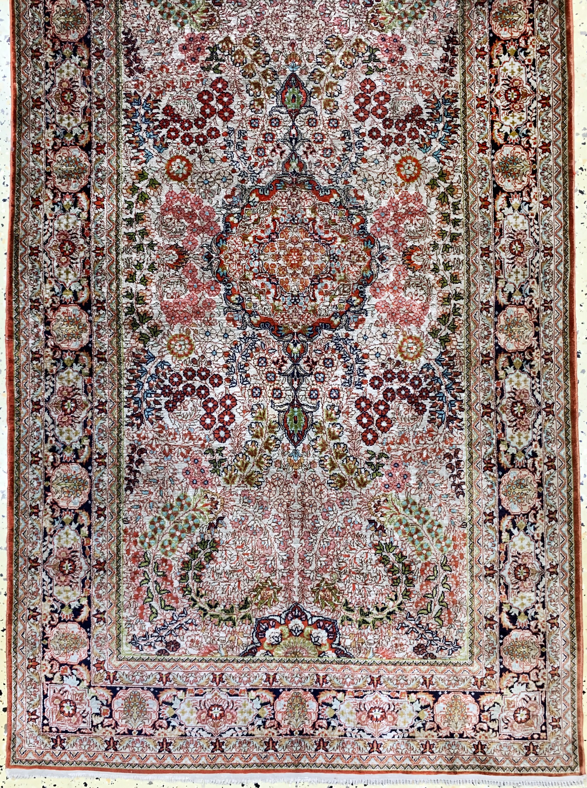 Detail c: Hereke Seide fein, China, Ende 20.Jhd, reine Naturseide, ca. 244 x 77 cm, ca. 1,0 Mio. Kn/qm, Reinigungsbedürftig, EHZ: 2(kleines Loch).