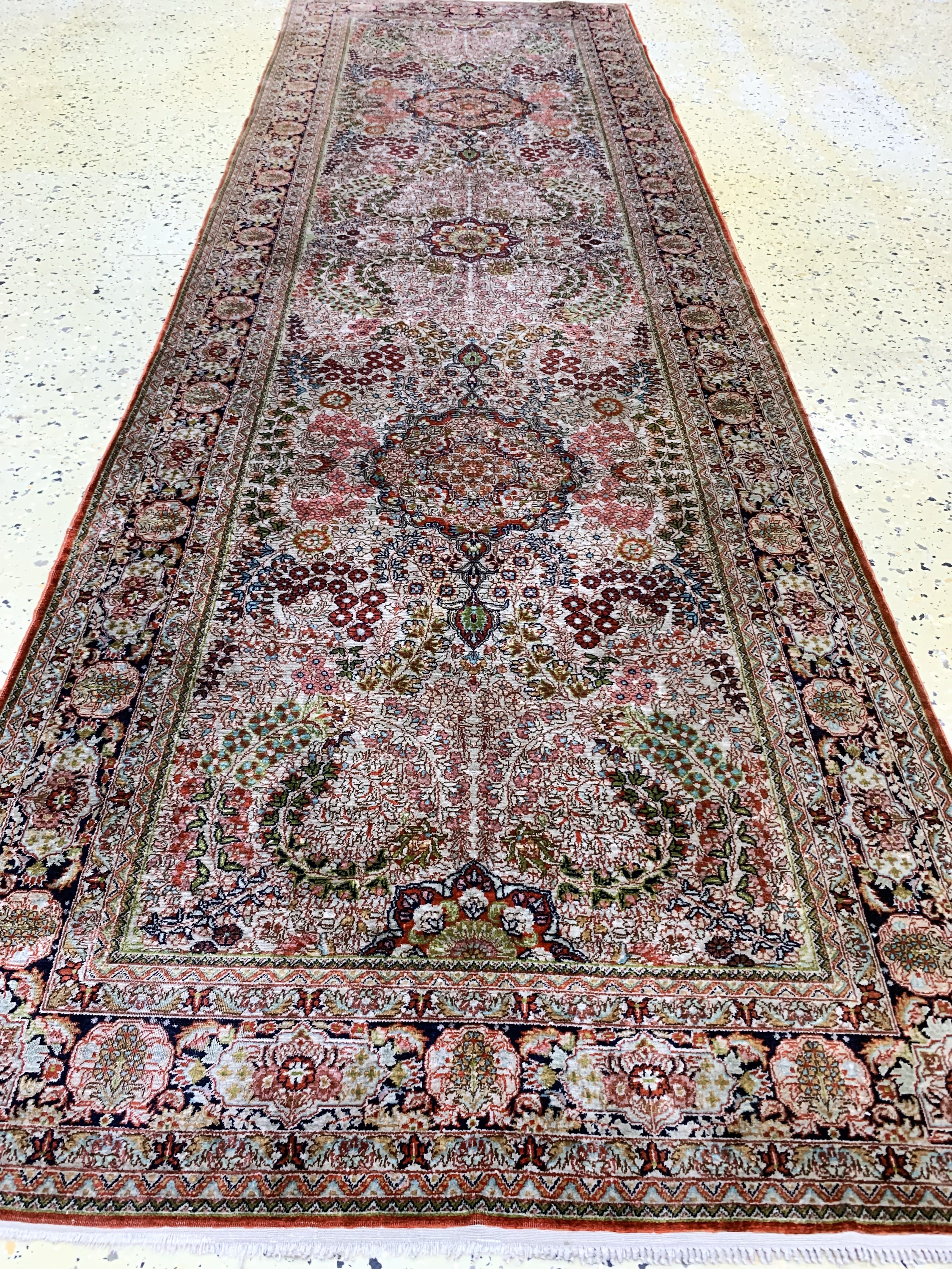 Detail d: Hereke Seide fein, China, Ende 20.Jhd, reine Naturseide, ca. 244 x 77 cm, ca. 1,0 Mio. Kn/qm, Reinigungsbedürftig, EHZ: 2(kleines Loch).