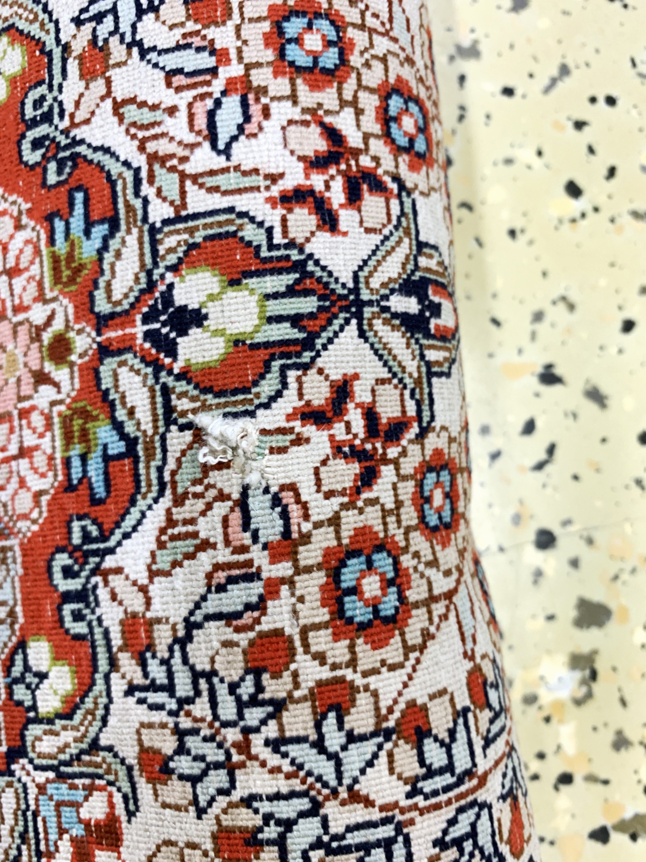 Detail e: Hereke Seide fein, China, Ende 20.Jhd, reine Naturseide, ca. 244 x 77 cm, ca. 1,0 Mio. Kn/qm, Reinigungsbedürftig, EHZ: 2(kleines Loch).