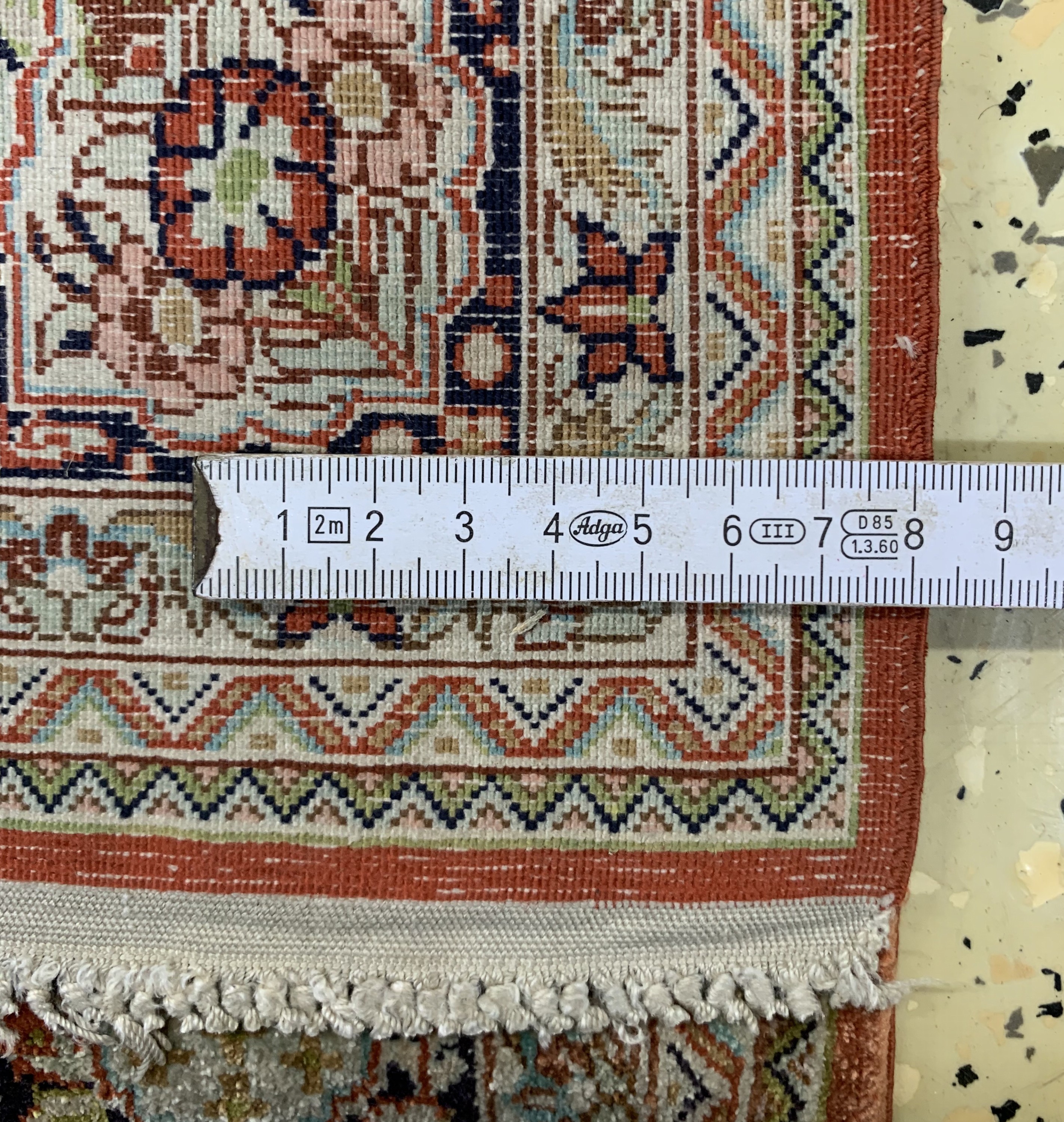 Detail f: Hereke Seide fein, China, Ende 20.Jhd, reine Naturseide, ca. 244 x 77 cm, ca. 1,0 Mio. Kn/qm, Reinigungsbedürftig, EHZ: 2(kleines Loch).