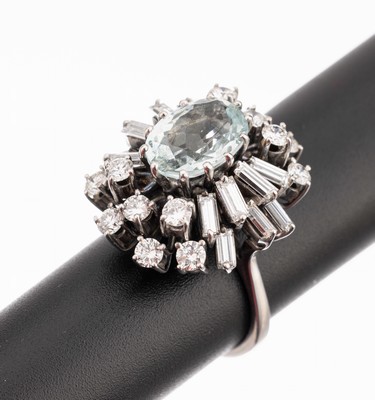 Image 18 kt gold aquamarine-diamond-ring , WG 750/000, ring head, centered with one oval ...