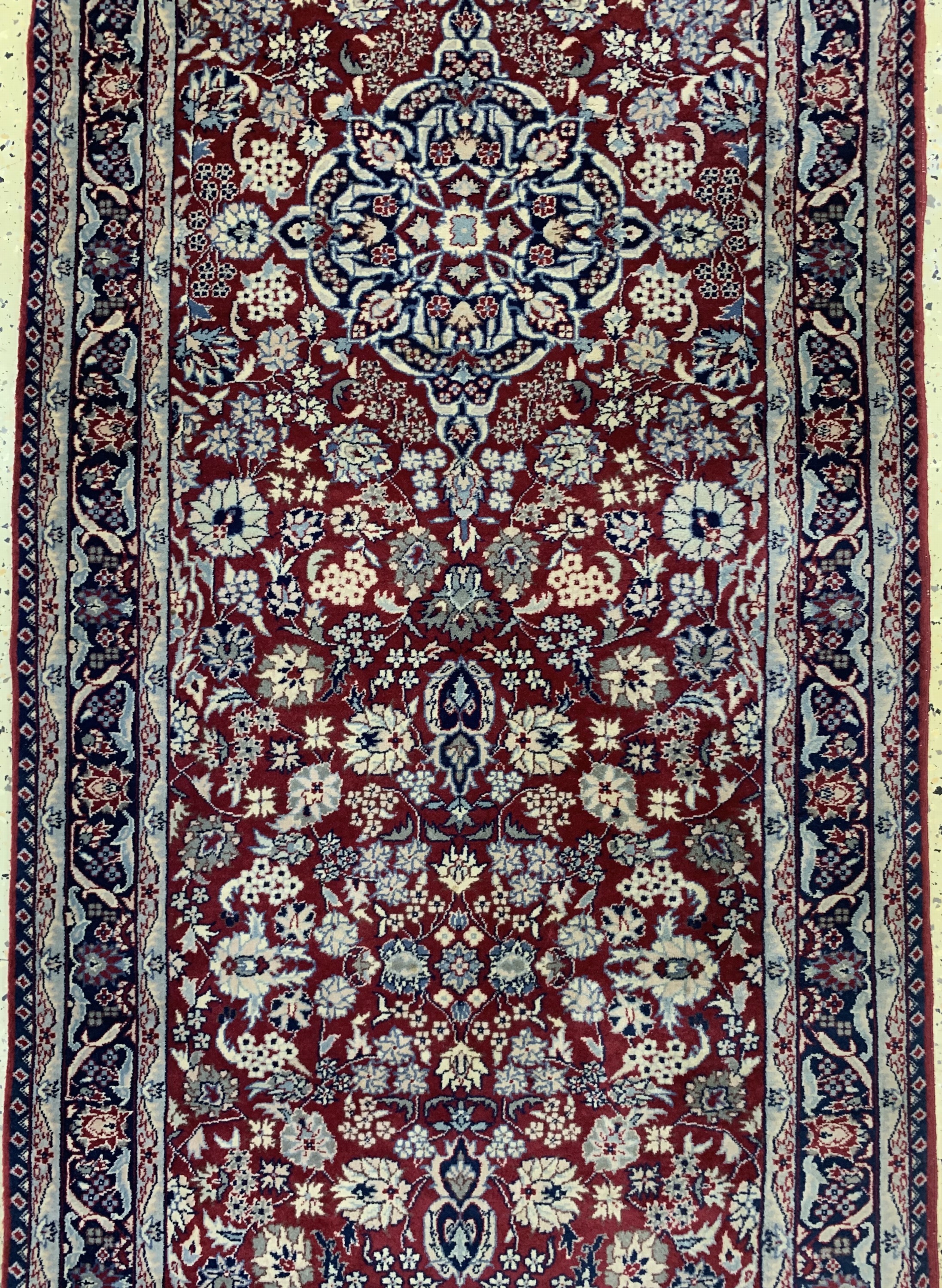 Detail b: Esfahan fein, China, Ende 20.Jhd, Wolle aufBaumwolle, ca. 307 x 84 cm, EHZ: 1-2