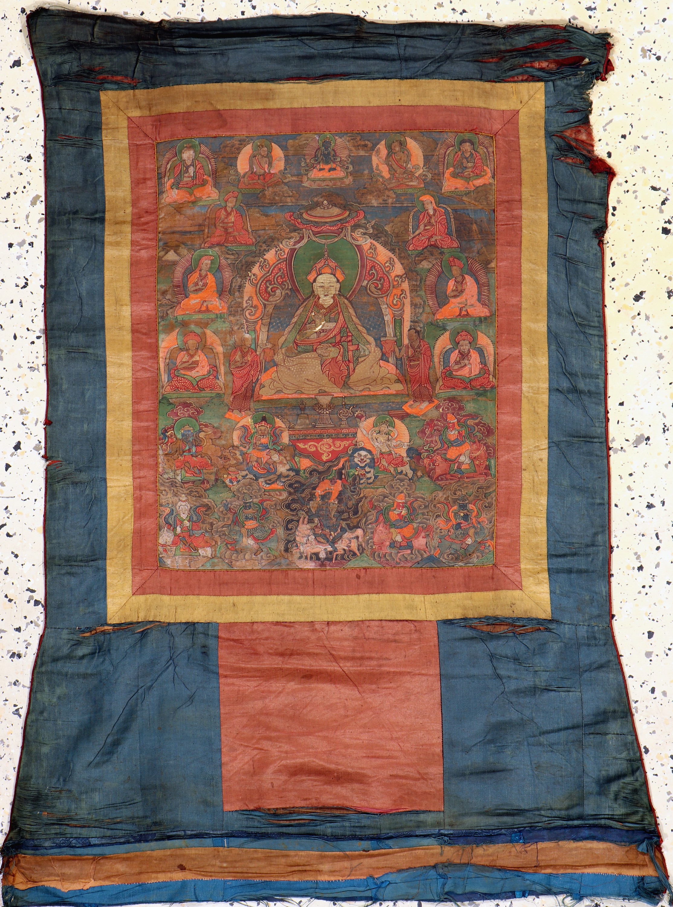 Thangka antik, Tibet, 19.Jhd, Leimfarbe aufStoff mit Seidenbrokat Rahmen, ca. 100 x 63 cm, EHZ: 3-4