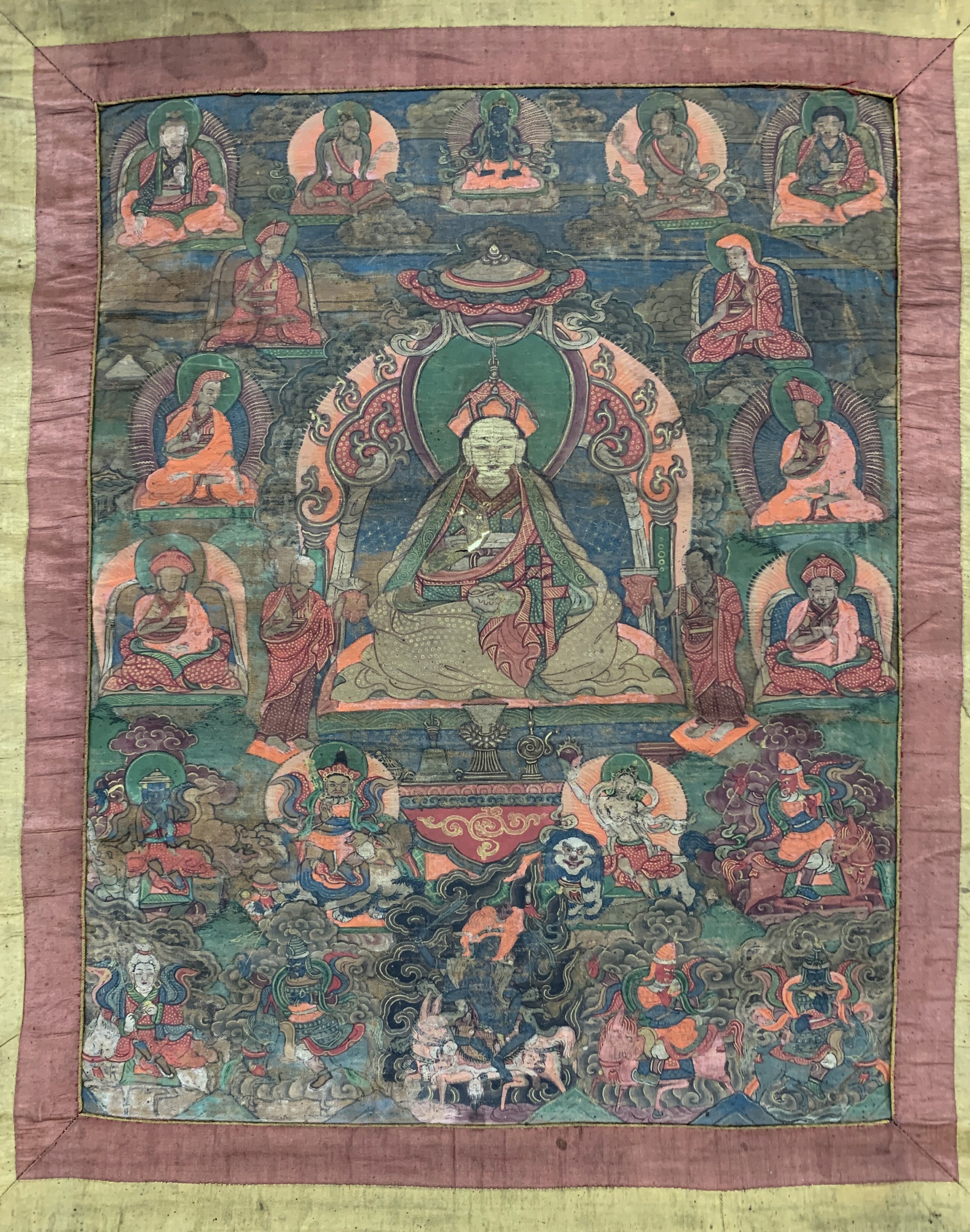 Detail a: Thangka antik, Tibet, 19.Jhd, Leimfarbe aufStoff mit Seidenbrokat Rahmen, ca. 100 x 63 cm, EHZ: 3-4