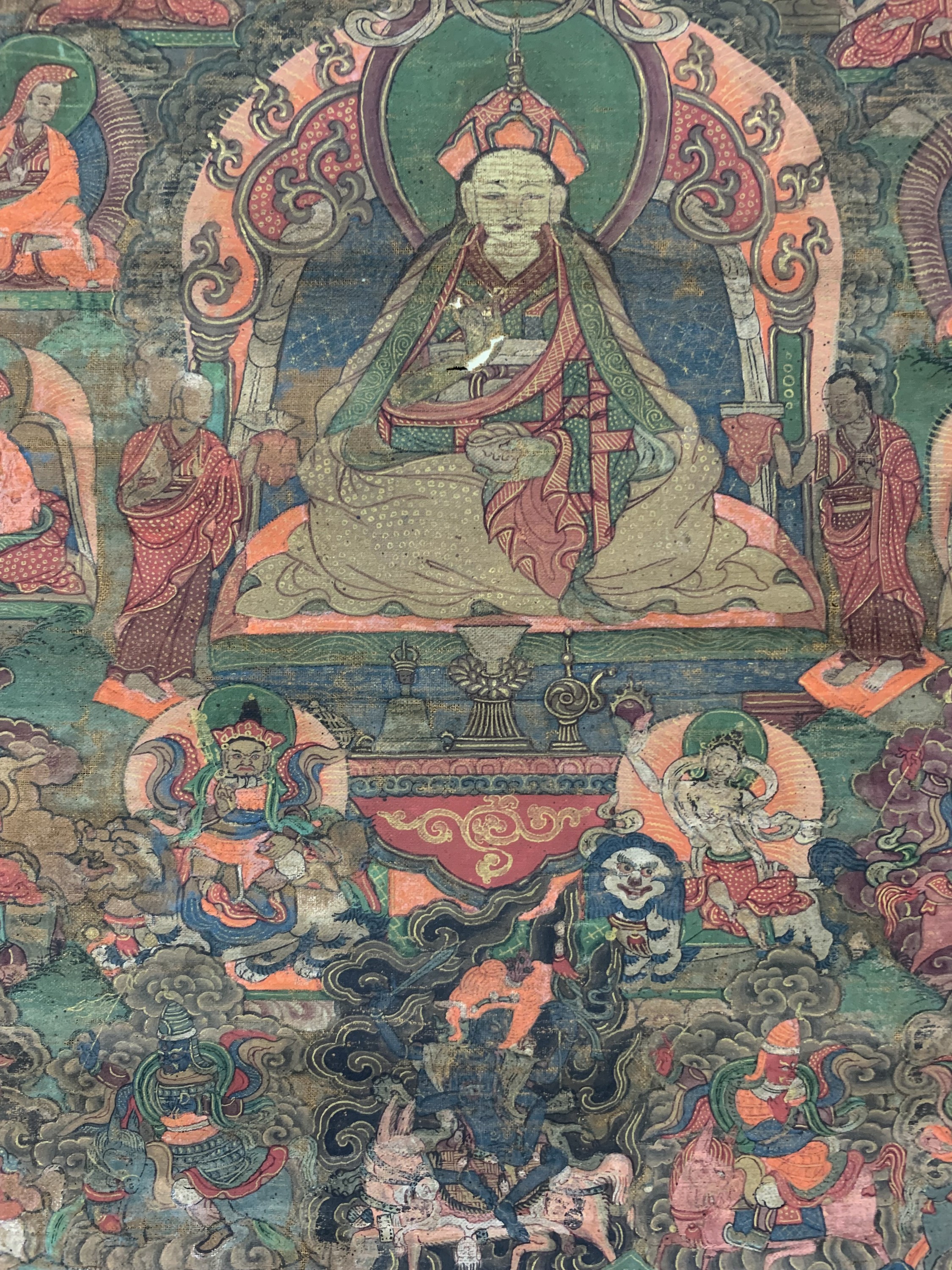 Detail b: Thangka antik, Tibet, 19.Jhd, Leimfarbe aufStoff mit Seidenbrokat Rahmen, ca. 100 x 63 cm, EHZ: 3-4