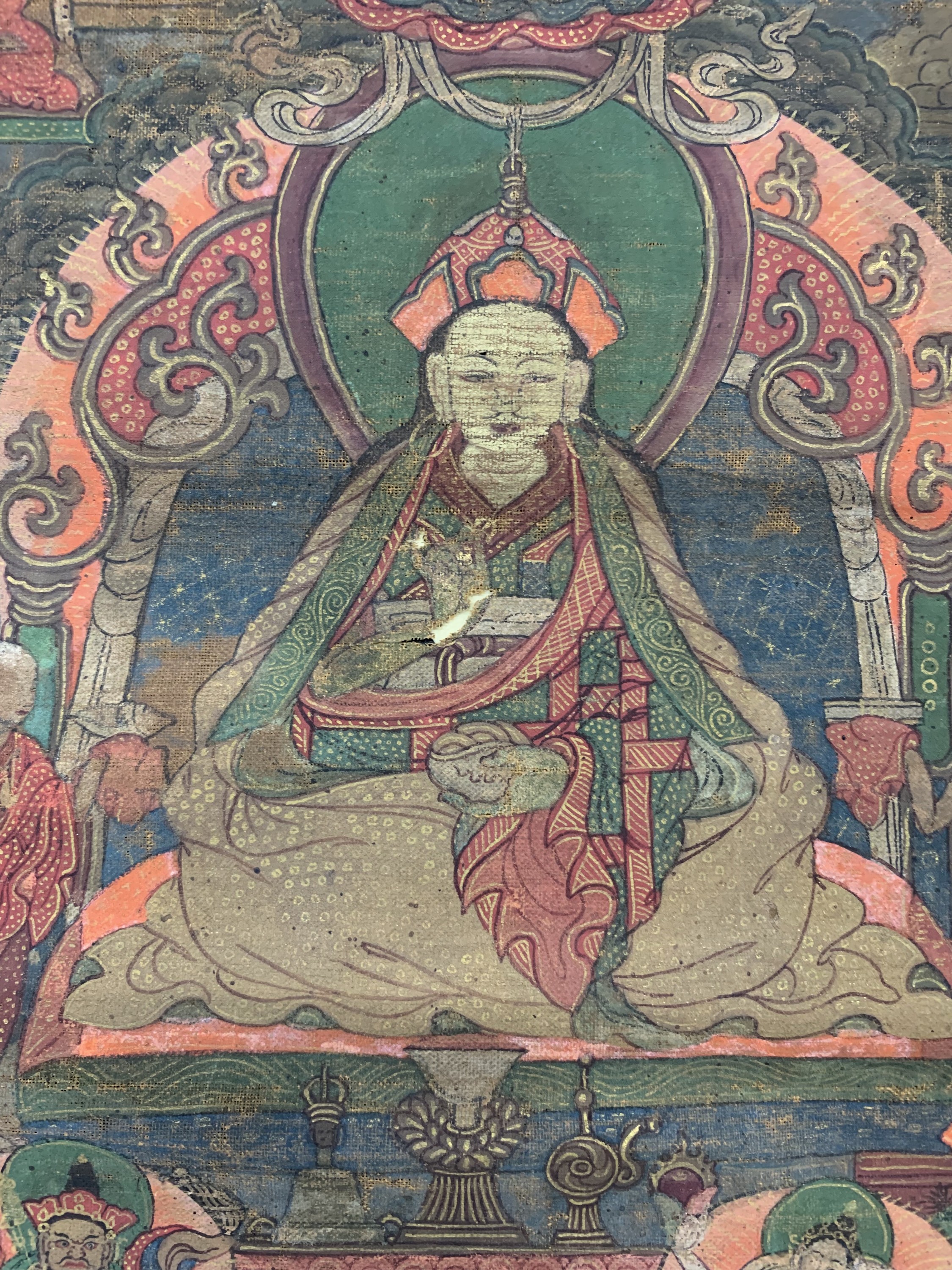 Detail c: Thangka antik, Tibet, 19.Jhd, Leimfarbe aufStoff mit Seidenbrokat Rahmen, ca. 100 x 63 cm, EHZ: 3-4