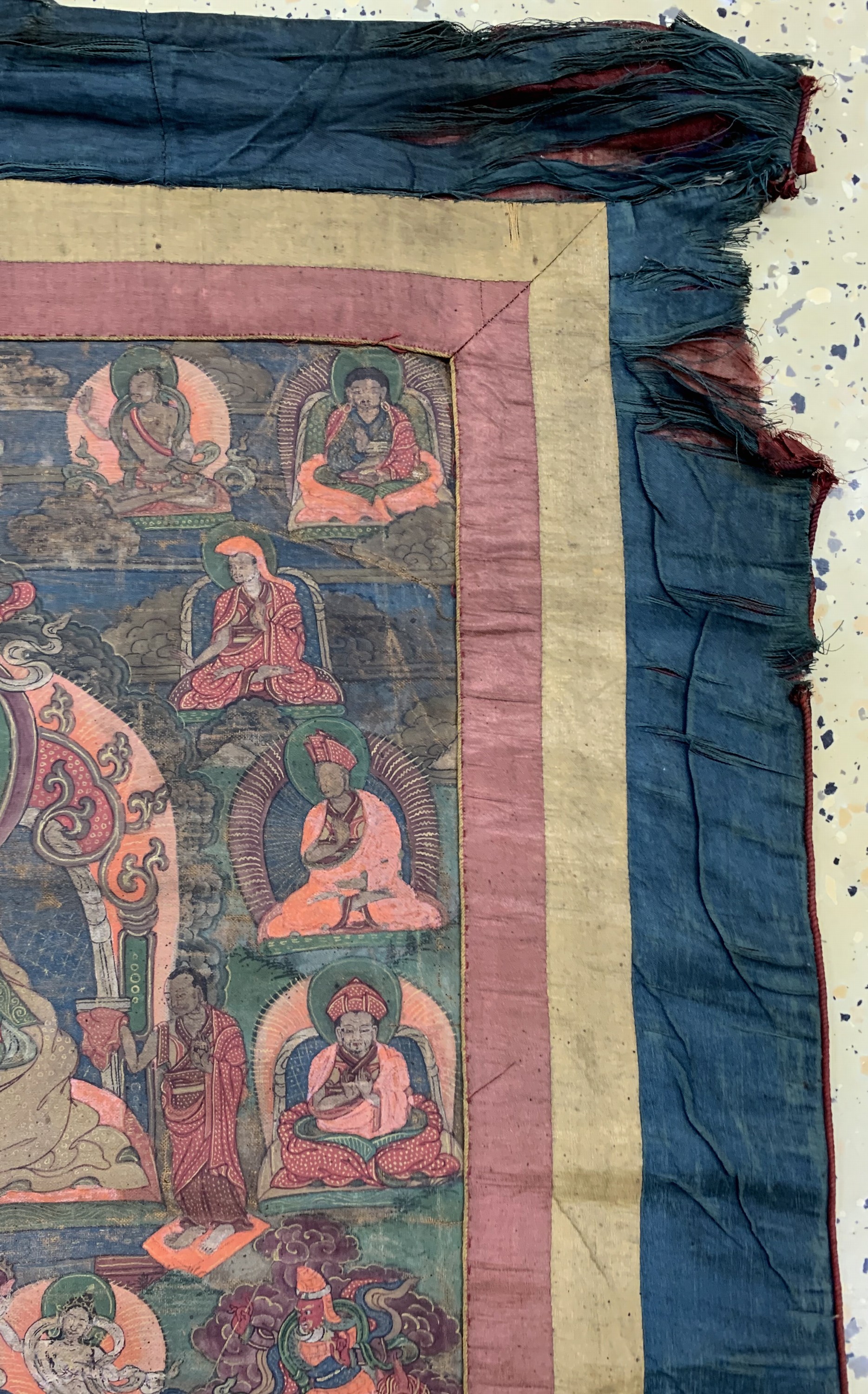 Detail d: Thangka antik, Tibet, 19.Jhd, Leimfarbe aufStoff mit Seidenbrokat Rahmen, ca. 100 x 63 cm, EHZ: 3-4
