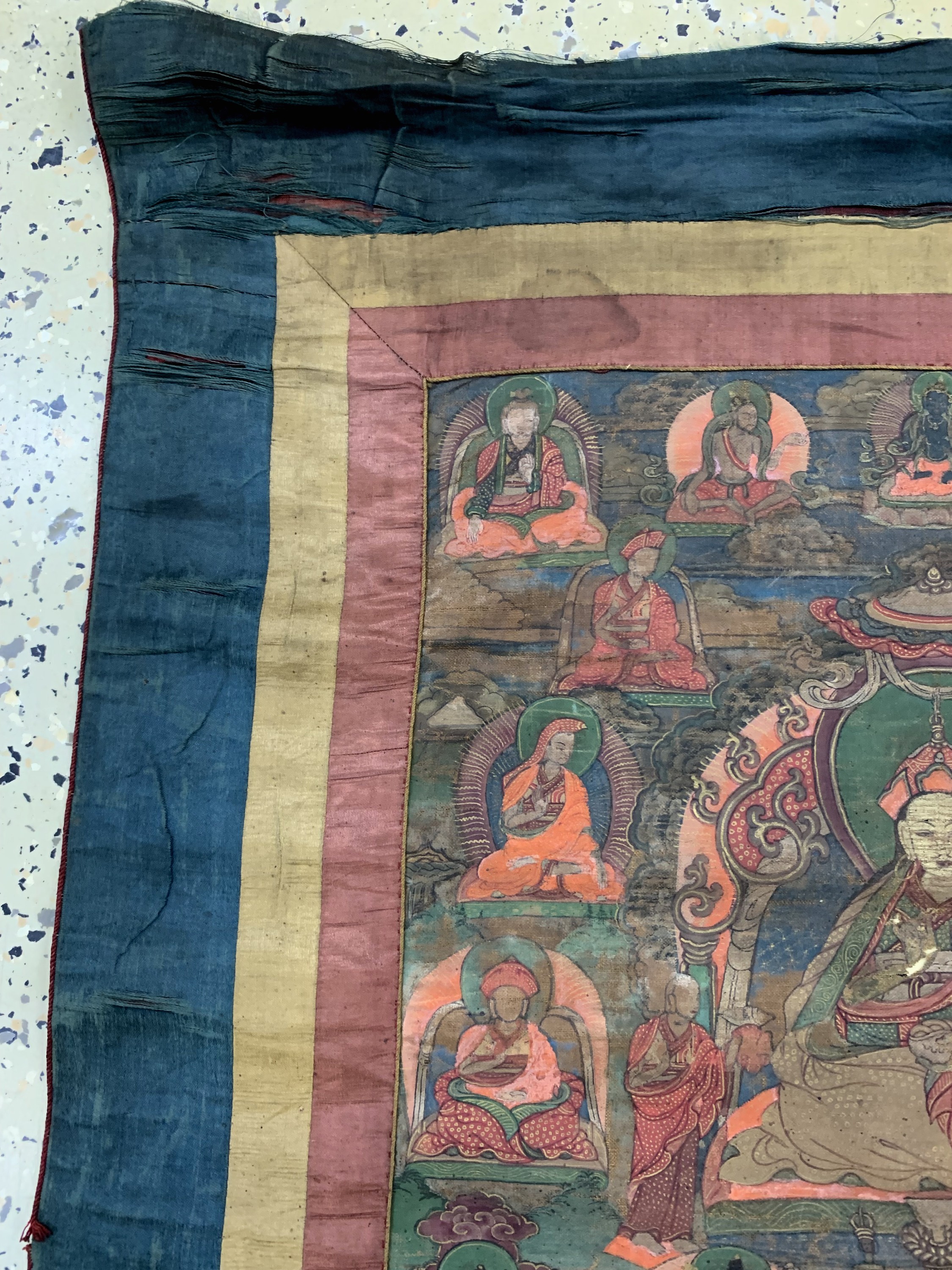 Detail e: Thangka antik, Tibet, 19.Jhd, Leimfarbe aufStoff mit Seidenbrokat Rahmen, ca. 100 x 63 cm, EHZ: 3-4