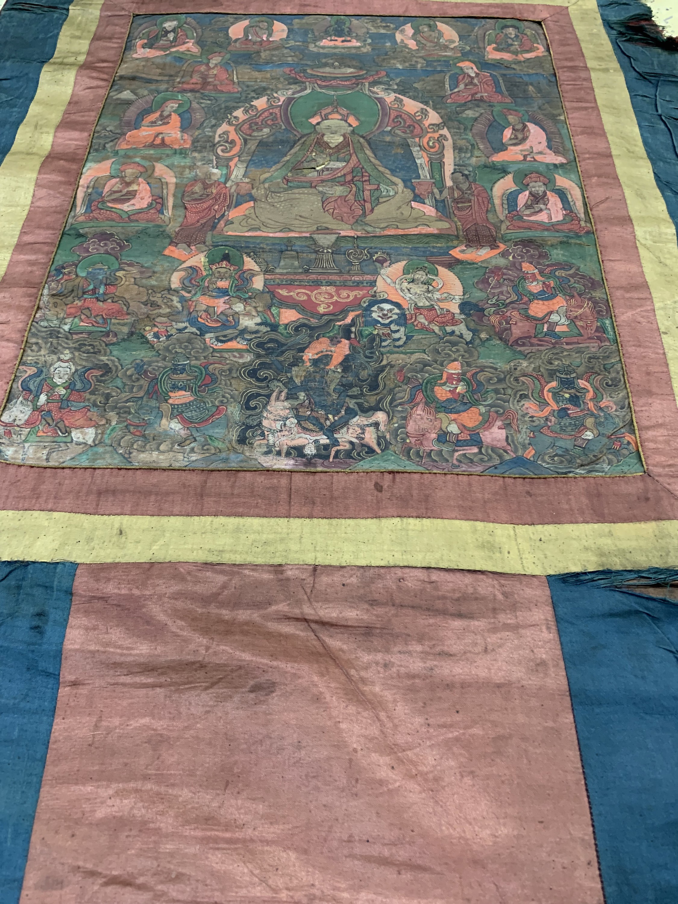 Detail f: Thangka antik, Tibet, 19.Jhd, Leimfarbe aufStoff mit Seidenbrokat Rahmen, ca. 100 x 63 cm, EHZ: 3-4