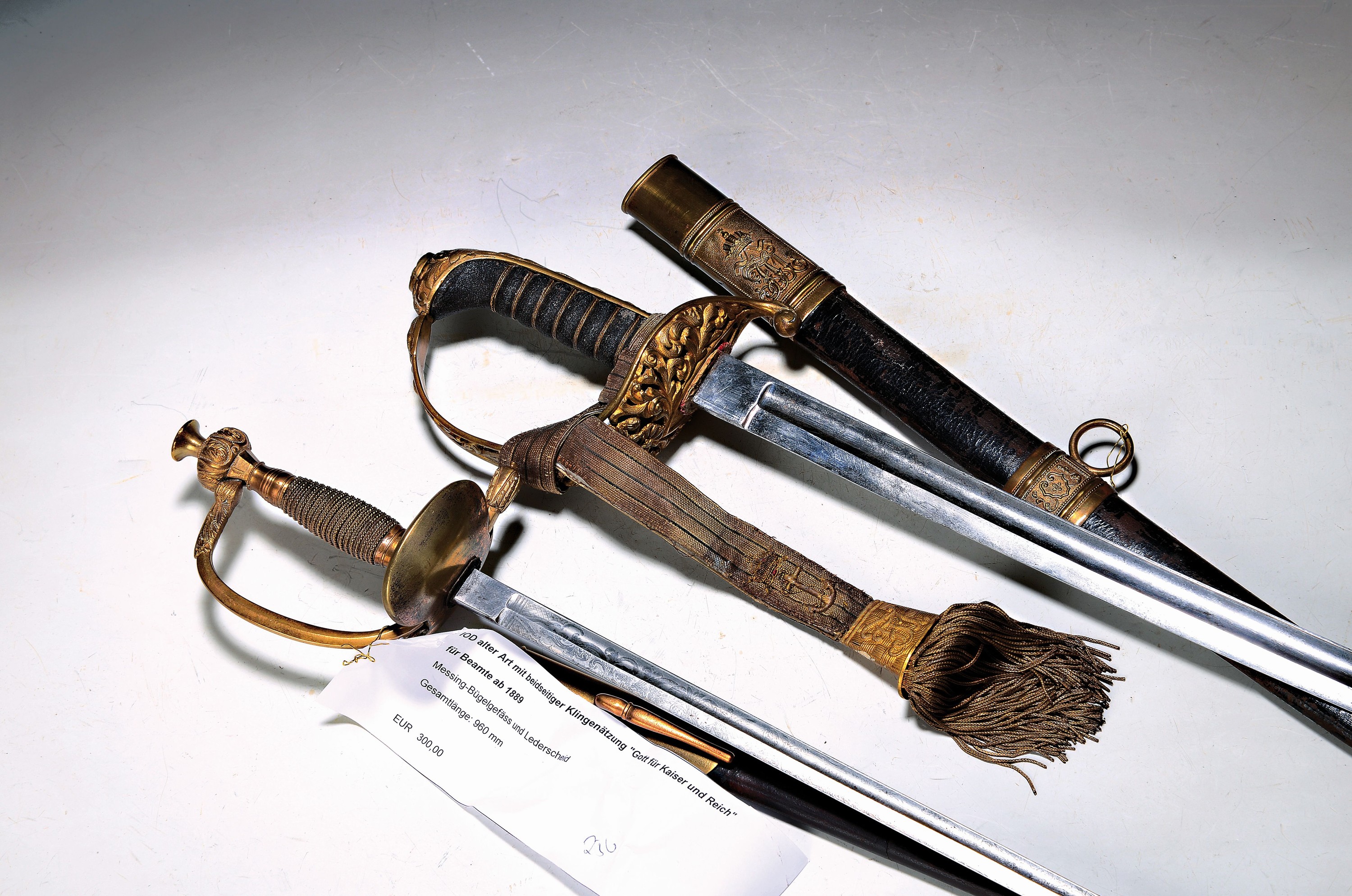 Säbel, Österreich Ungarn, M 1889, leicht gekrümmte und vernickelte Klinge, durchbrochen gearbeitetes Messinggefäss mit Ranken und ...