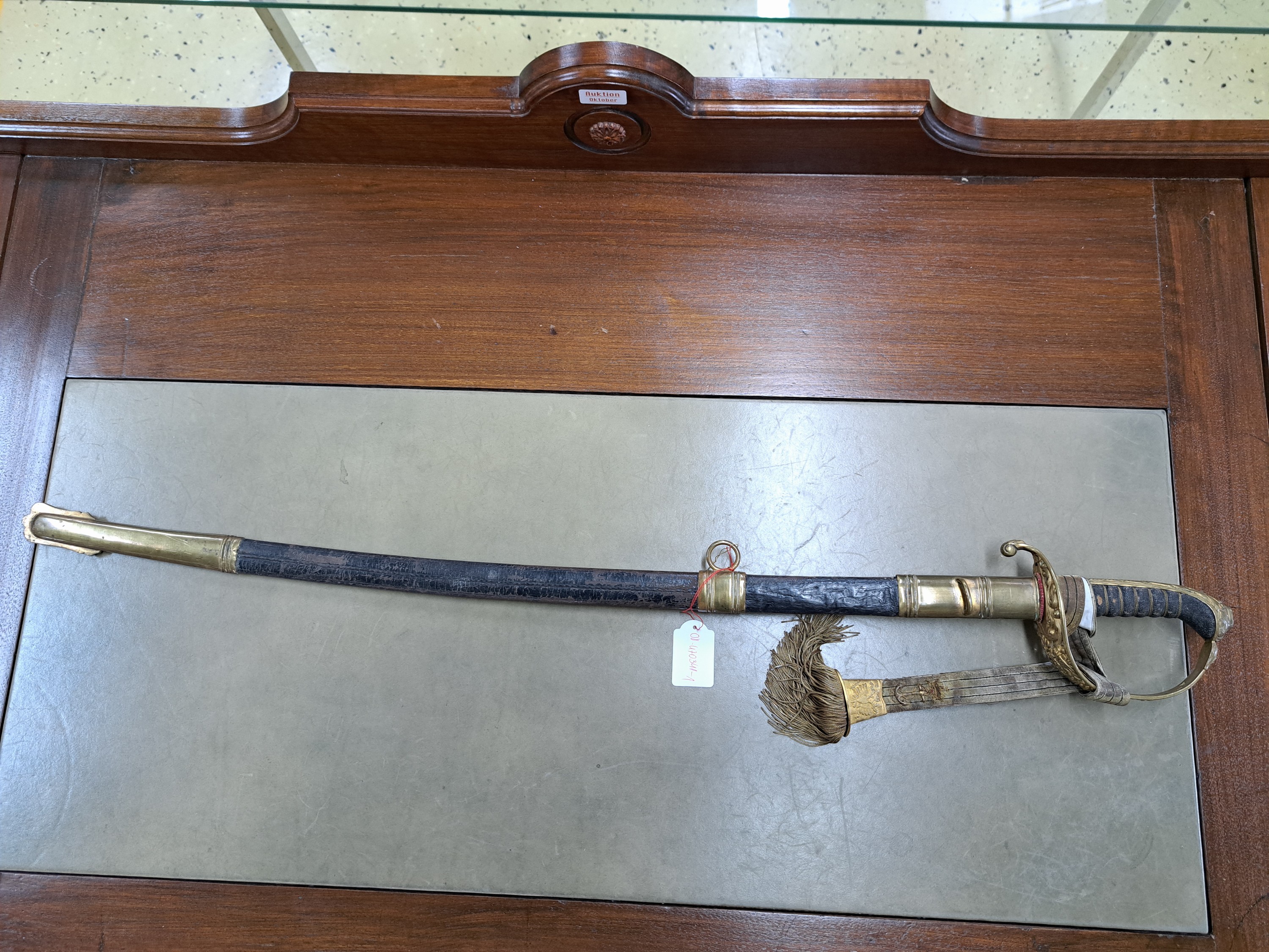 Detail a: Säbel, Österreich Ungarn, M 1889, leicht gekrümmte und vernickelte Klinge, durchbrochen gearbeitetes Messinggefäss mit Ranken und ...