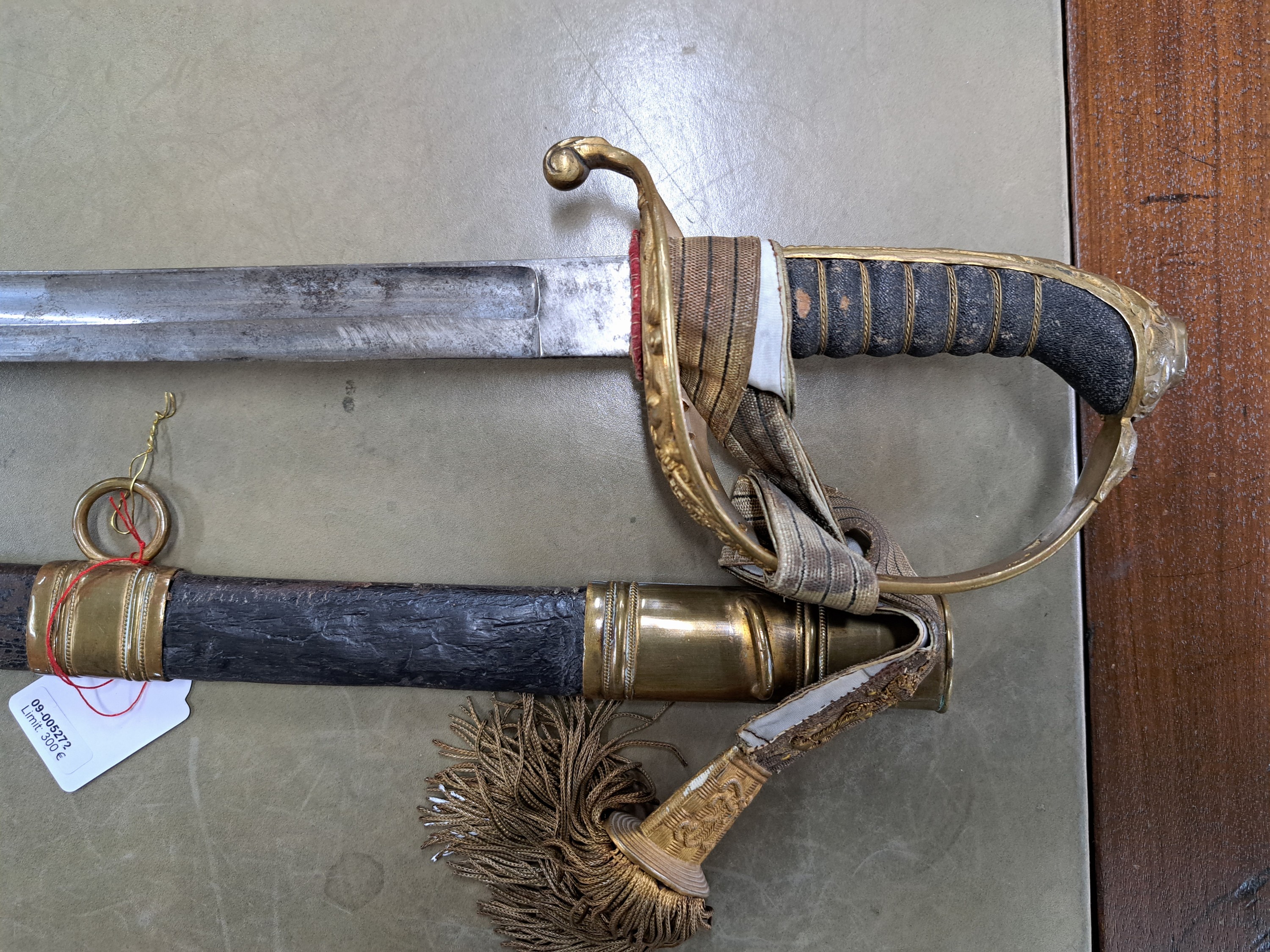 Detail b: Säbel, Österreich Ungarn, M 1889, leicht gekrümmte und vernickelte Klinge, durchbrochen gearbeitetes Messinggefäss mit Ranken und ...
