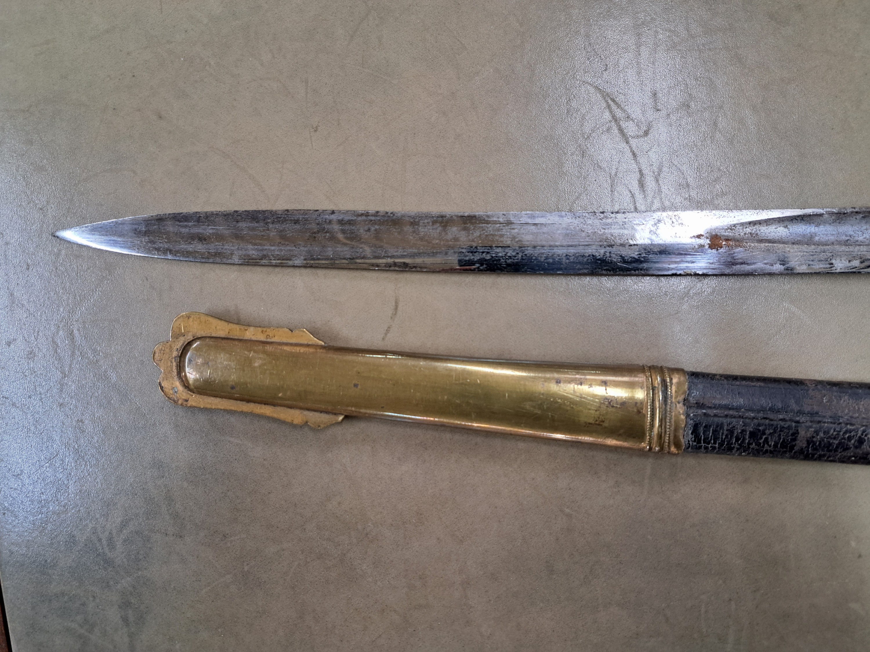 Detail e: Säbel, Österreich Ungarn, M 1889, leicht gekrümmte und vernickelte Klinge, durchbrochen gearbeitetes Messinggefäss mit Ranken und ...
