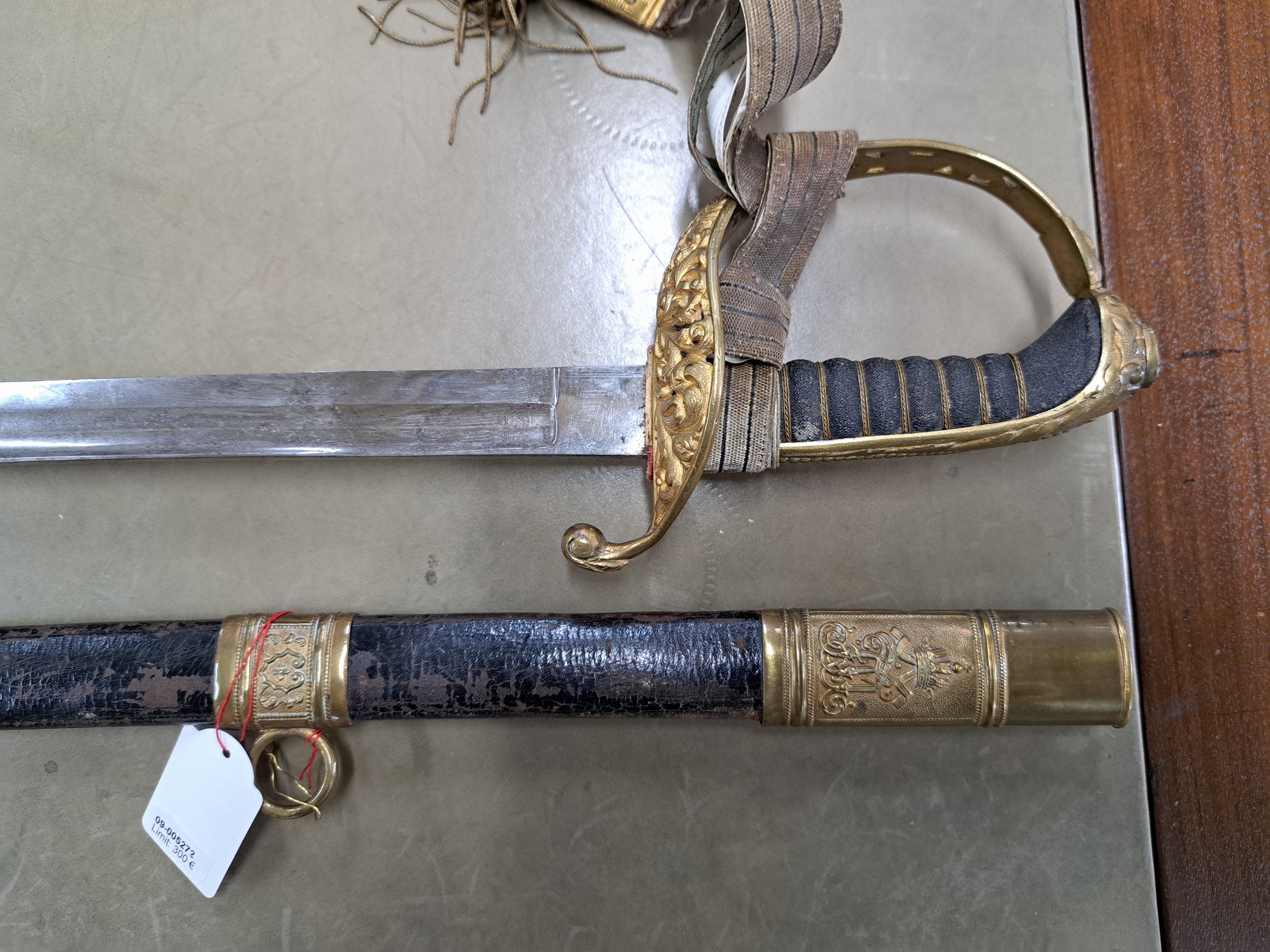 Detail f: Säbel, Österreich Ungarn, M 1889, leicht gekrümmte und vernickelte Klinge, durchbrochen gearbeitetes Messinggefäss mit Ranken und ...