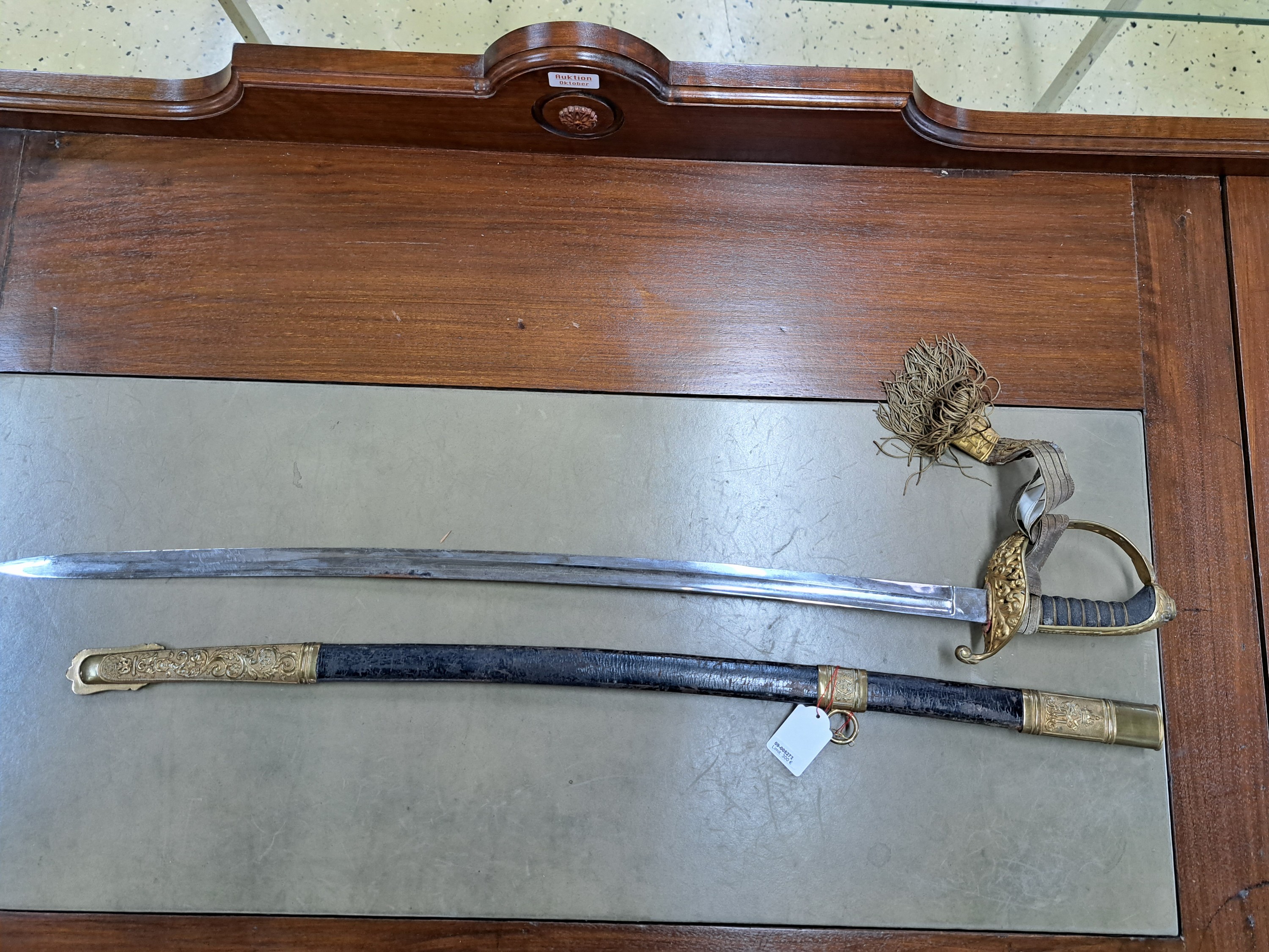Detail g: Säbel, Österreich Ungarn, M 1889, leicht gekrümmte und vernickelte Klinge, durchbrochen gearbeitetes Messinggefäss mit Ranken und ...